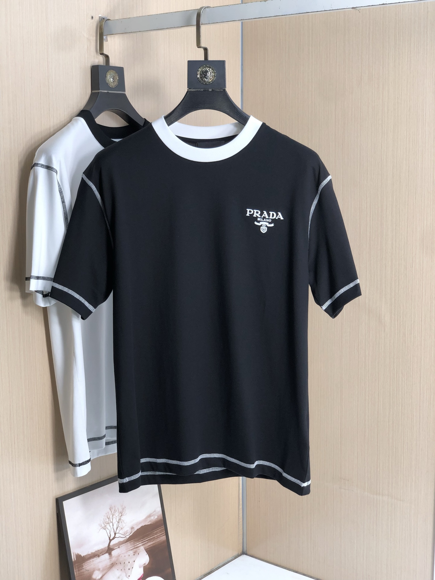 NO:416809,Prada men's fashion round neck short-sleeved T-shirt, trading company foreign products, high-end limited edition, new spring and summer products in 25 years, and popular singles in celebrity!  Customers supply top-quality fabrics imported from Egypt, select high-quality cotton raw materials in the Nile area. After a century-old workshop, it is made by weaving and dyeing, and transforming the fabric into a very comfortable and textured characteristic. In addition, it has a lot of cotton feel and excellent breathability!  The upper body effect is excellent, very eye-catching, and the return rate is undoubtedly. The excellent item in the closet that improves vision is very handsome whether it is worn inside or alone!  Size M-XXXL Color Black/White, Prada, T-shirt,tees, t-shirt,alexander wang19860909普拉达 男士时装款圆领短袖T恤,贸易公司洋行货,高级限定款,25年春夏新品,明星级人气单品！客供埃及进口顶级面料,甄选尼罗河区域光照极好的上等棉花原料,经过百年工坊重磅定织定染而成,将面料蜕变成非常舒适且质感十足的特质,此外棉感十足,透气性优越！上身效果非常出色,非常招眼吸睛,回头率毋庸置疑,衣橱里改良视觉的绝佳单品,无论内搭还是单穿都爆帅十足！ 尺码M-XXXL 颜色黑色/白色,,prada,T-shirt,tees，t-shirt,alexander wang,Men's clothing