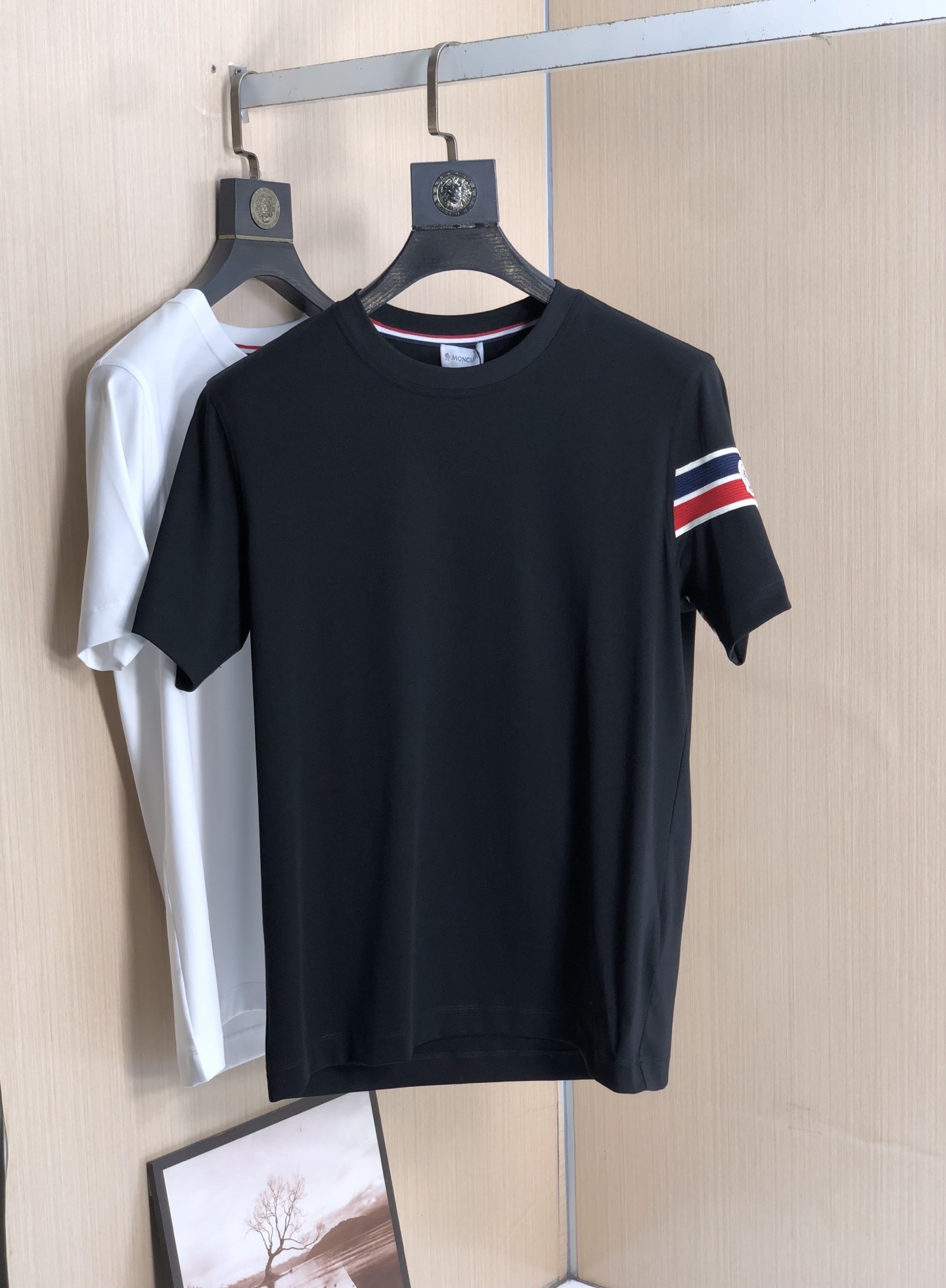 NO:416816,Men's fashion round neck short-sleeved T-shirt, trading company foreign products, high-end limited edition, new spring and summer products in 25 years, and popular single products at celebrity level!  Customers supply top-quality fabrics imported from Egypt, select high-quality cotton raw materials in the Nile area. After a century-old workshop, it is made by weaving and dyeing, and transforming the fabric into a very comfortable and textured characteristic. In addition, it has a lot of cotton feel and excellent breathability!  The upper body effect is excellent, very eye-catching, and the return rate is undoubtedly. The excellent item in the closet that improves vision is very handsome whether it is worn inside or alone!  Size M-XXXL Color Black/White, Moncler, T-shirt,tees, t-shirt,alexander wang19860909蒙口 男士时装款圆领短袖T恤,贸易公司洋行货,高级限定款,25年春夏新品,明星级人气单品！客供埃及进口顶级面料,甄选尼罗河区域光照极好的上等棉花原料,经过百年工坊重磅定织定染而成,将面料蜕变成非常舒适且质感十足的特质,此外棉感十足,透气性优越！上身效果非常出色,非常招眼吸睛,回头率毋庸置疑,衣橱里改良视觉的绝佳单品,无论内搭还是单穿都爆帅十足！ 尺码M-XXXL 颜色黑色/白色,,Moncler,T-shirt,tees，t-shirt,alexander wang,Men's clothing