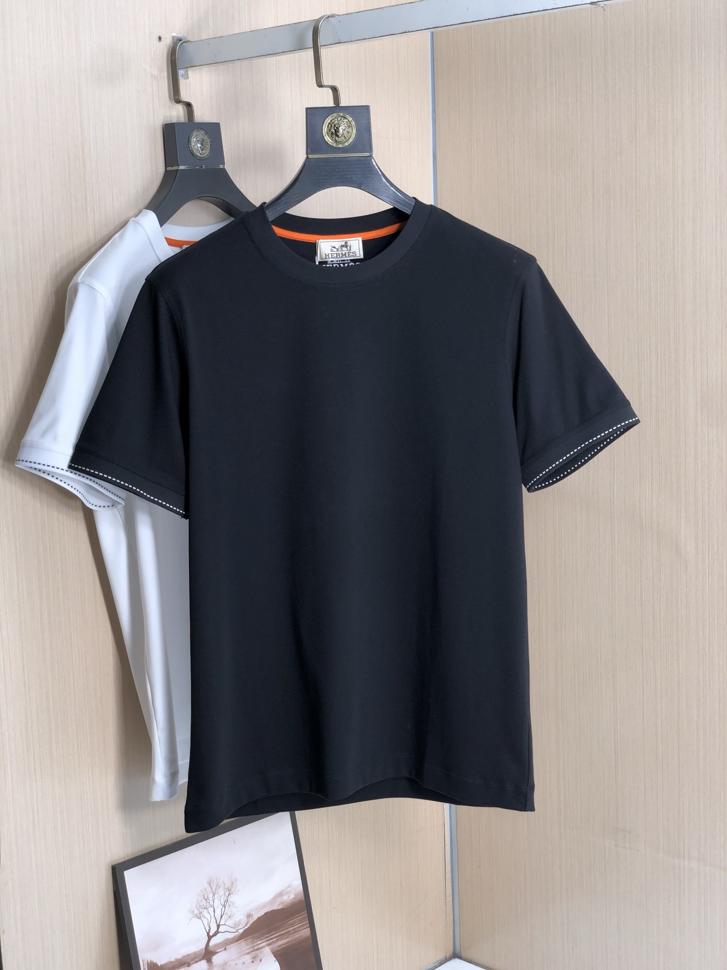NO:416822,Hermes men's fashion round neck short-sleeved T-shirt, trading company foreign products, high-end limited edition, new spring and summer products in 25 years, and popular singles in celebrity!  Customers supply top-quality fabrics imported from Egypt, select high-quality cotton raw materials in the Nile area. After a century-old workshop, it is made by weaving and dyeing, and transforming the fabric into a very comfortable and textured characteristic. In addition, it has a lot of cotton feel and excellent breathability!  The upper body effect is excellent, very eye-catching, and the return rate is undoubtedly. The excellent item in the closet that improves vision is very handsome whether it is worn inside or alone!  Size M-XXXL Color black/white,,hermes,T-shirt,tees,t-shirt,alexander wang19860909爱马仕 男士时装款圆领短袖T恤,贸易公司洋行货,高级限定款,25年春夏新品,明星级人气单品！客供埃及进口顶级面料,甄选尼罗河区域光照极好的上等棉花原料,经过百年工坊重磅定织定染而成,将面料蜕变成非常舒适且质感十足的特质,此外棉感十足,透气性优越！上身效果非常出色,非常招眼吸睛,回头率毋庸置疑,衣橱里改良视觉的绝佳单品,无论内搭还是单穿都爆帅十足！ 尺码M-XXXL 颜色黑色/白色,,hermes,T-shirt,tees，t-shirt,alexander wang,Men's clothing