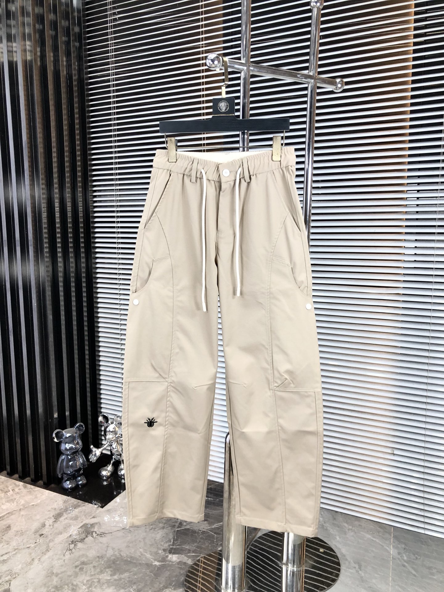 NO:477909,.Dior.2025 spring and summer new casual work pants Fashionable and casual casual style Micro-stretch fabric The fabric is comfortable and soft, breaking through the feel of conventional denim fabrics, not stuffy, and has excellent comfort. It is free and versatile, and it does not deform for a long time. The upper body effect is excellent. h is elegant and elegant, 8 design is constantly innovating but always maintains noble and elegant style and taste, interpreting fashion charm, fashionable and casual products, counter number s-xxL.s wear 27.28,,dior,alexander wang19860909.Dior.2025春夏季新款休闲工装裤 时尚休闲 休闲版型 微弹力面料 面料舒适柔软,突破常规牛仔的面料手感,不闷热,舒适感极佳.随意百搭 久洗不变形 上身效果极佳.h大方优雅的剪裁,8设计不断创新却始终保持着高贵优雅的风格和品位 演绎时尚魅惑 时尚休闲佳品 专柜码数s-xxL.s穿27.28,,dior,alexander wang,Men's clothing