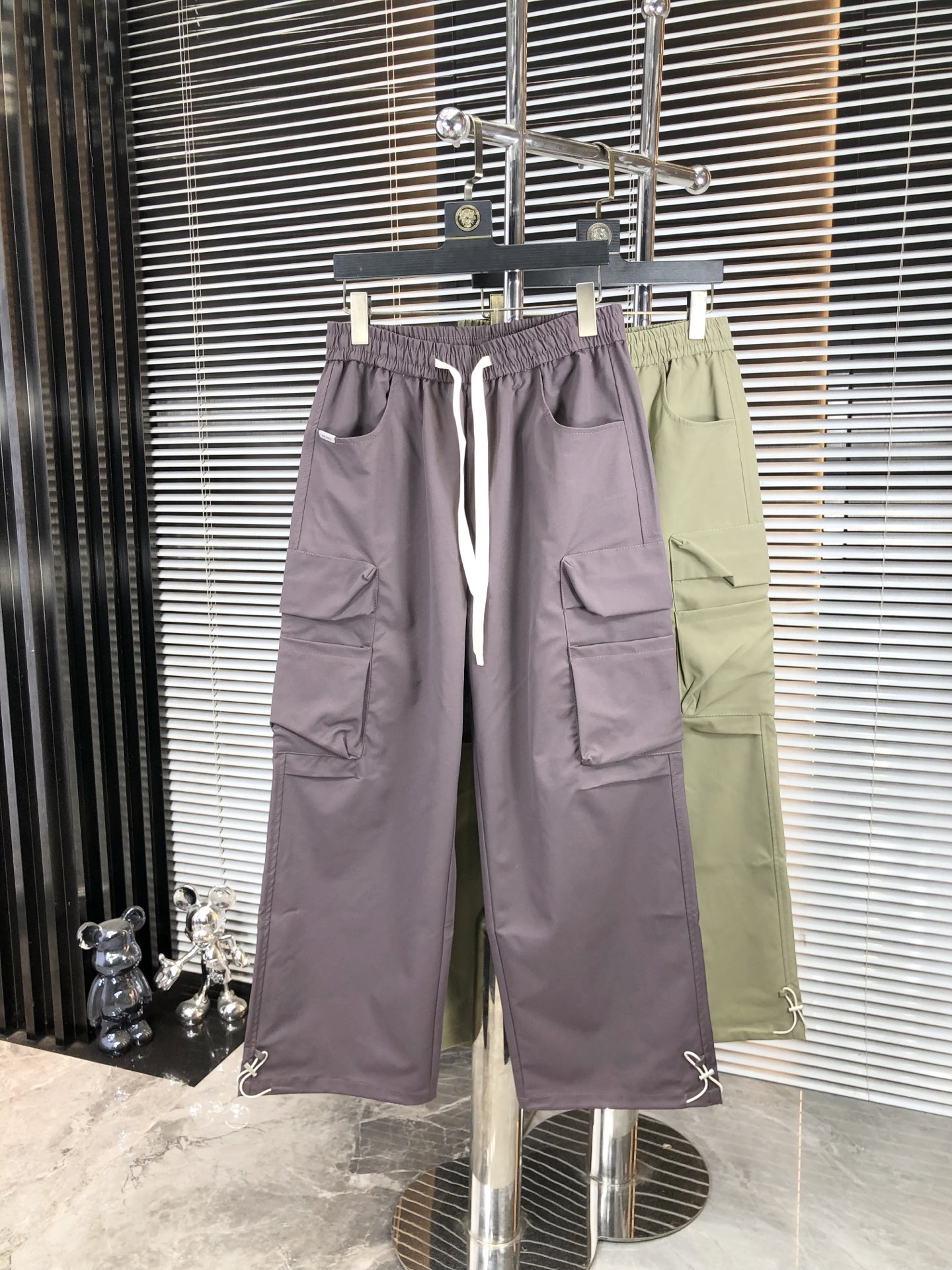 NO:477915,.Prada. New style casual work pants for spring and summer 2025 Fashion and casual casual style Micro-stretch fabric The fabric is comfortable and soft, breaking through the feel of conventional denim fabrics, not stuffy, and has excellent comfort. It is free and versatile, and it does not deform after washing for a long time. The upper body effect is excellent. h generous and elegant tailoring, 8 design is constantly innovating but always maintains noble and elegant style and taste, interpreting fashion charm, fashionable and casual products, counter code number s-xxL.s wear 27.28,,prada,alexander wang19860909.普拉达.2025春夏季新款休闲工装裤 时尚休闲 休闲版型 微弹力面料 面料舒适柔软,突破常规牛仔的面料手感,不闷热,舒适感极佳.随意百搭 久洗不变形 上身效果极佳.h大方优雅的剪裁,8设计不断创新却始终保持着高贵优雅的风格和品位 演绎时尚魅惑 时尚休闲佳品 专柜码数s-xxL.s穿27.28,,prada,alexander wang,Men's clothing