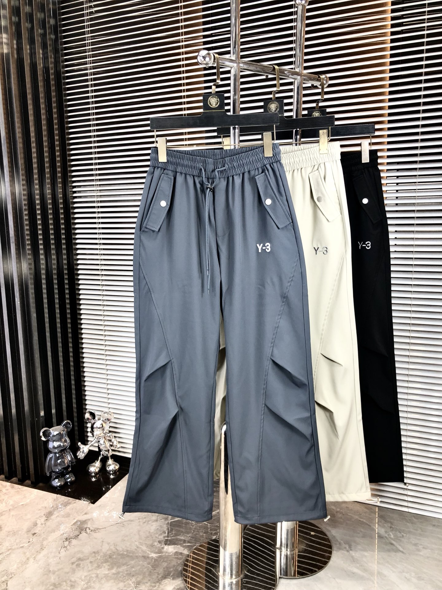 NO:477922,.Y3. New casual work pants for spring and summer 2025 Fashion and casual casual casual style Micro-stretch fabric The fabric is comfortable and soft, breaking through the feel of conventional denim fabrics, not stuffy, and has excellent comfort. It is free and versatile, and it does not deform after washing for a long time. The upper body effect is excellent. h is elegant and elegant, 8 design is constantly innovating but always maintains noble and elegant style and taste, interpreting fashion charm, fashionable and casual products, counter code number s-xxL.s wear 27.28,,alexander wang19860909.Y3.2025春夏季新款休闲工装裤 时尚休闲 休闲版型 微弹力面料 面料舒适柔软,突破常规牛仔的面料手感,不闷热,舒适感极佳.随意百搭 久洗不变形 上身效果极佳.h大方优雅的剪裁,8设计不断创新却始终保持着高贵优雅的风格和品位 演绎时尚魅惑 时尚休闲佳品 专柜码数s-xxL.s穿27.28,,alexander wang,Men's clothing