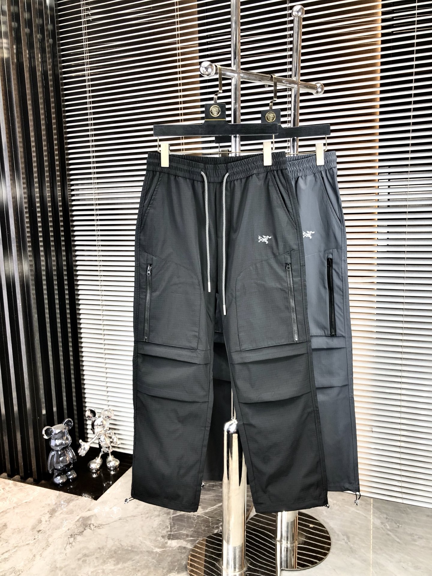 NO:477929,.Architecture Bird. 2025 spring and summer new casual work pants. Fashionable and casual casual style. Micro-stretch fabric. The fabric is comfortable and soft, breaking through the feel of conventional denim fabrics, not stuffy, and has excellent comfort. It is free and versatile. It is washed for a long time and does not deform. The upper body has excellent effect. h is elegant and elegant, 8 design is constantly innovating but always maintains noble and elegant style and taste. It interprets fashion charm. Fashion and casual products. Counter code number s-xxL.s wear 27.28, arc'teryx, alexander wang19860909.始祖鸟.2025春夏季新款休闲工装裤 时尚休闲 休闲版型 微弹力面料 面料舒适柔软,突破常规牛仔的面料手感,不闷热,舒适感极佳.随意百搭 久洗不变形 上身效果极佳.h大方优雅的剪裁,8设计不断创新却始终保持着高贵优雅的风格和品位 演绎时尚魅惑 时尚休闲佳品 专柜码数s-xxL.s穿27.28,arc'teryx,alexander wang,Men's clothing