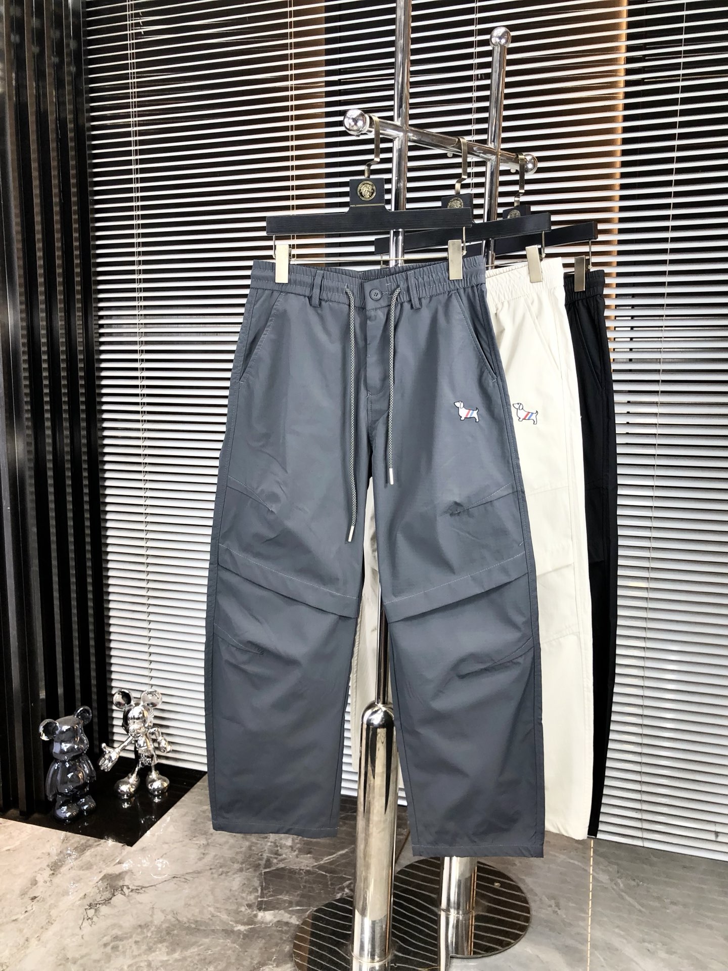 NO:477937,.TB. 2025 spring and summer new casual work pants Fashionable and casual casual style Micro-stretch fabric The fabric is comfortable and soft, breaking through the feel of conventional denim fabrics, not stuffy, and has excellent comfort. It is free and versatile, and it does not deform for a long time. The upper body effect is excellent. h is elegant and elegant, 8 design is constantly innovating but always maintains noble and elegant style and taste, interpreting fashion charm, fashionable and casual products, counter code number s-xxL.s wear 27.28,,alexander wang19860909.TB.2025春夏季新款休闲工装裤 时尚休闲 休闲版型 微弹力面料 面料舒适柔软,突破常规牛仔的面料手感,不闷热,舒适感极佳.随意百搭 久洗不变形 上身效果极佳.h大方优雅的剪裁,8设计不断创新却始终保持着高贵优雅的风格和品位 演绎时尚魅惑 时尚休闲佳品 专柜码数s-xxL.s穿27.28,,alexander wang,Men's clothing