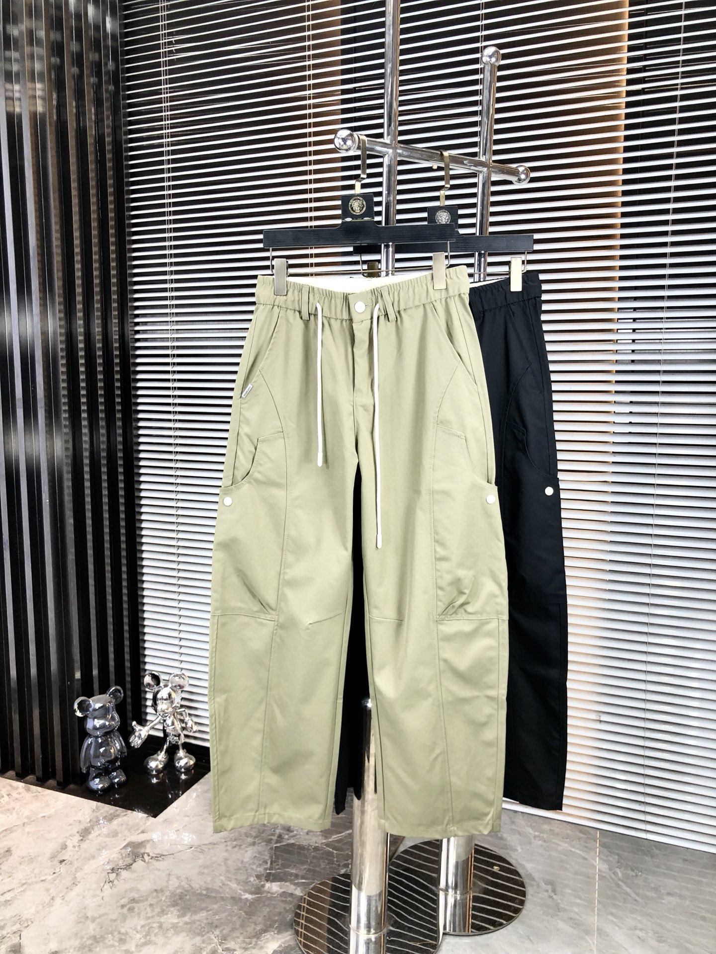 NO:477947,.Balenciaga. New style casual work pants in spring and summer 2025 Fashion and casual casual style Micro-stretch fabric The fabric is comfortable and soft, breaking through the feel of conventional denim fabrics, not stuffy, and excellent comfort. It is free and versatile, and it does not deform for a long time. The upper body effect is excellent. h is elegant and elegant, 8 design is constantly innovating but always maintains noble and elegant style and taste, interpreting fashion charm, fashionable and casual products, counter code number s-xxL.s wear 27.28,,balenciaga,alexander wang19860909.巴黎世家.2025春夏季新款休闲工装裤 时尚休闲 休闲版型 微弹力面料 面料舒适柔软,突破常规牛仔的面料手感,不闷热,舒适感极佳.随意百搭 久洗不变形 上身效果极佳.h大方优雅的剪裁,8设计不断创新却始终保持着高贵优雅的风格和品位 演绎时尚魅惑 时尚休闲佳品 专柜码数s-xxL.s穿27.28,,balenciaga,alexander wang,Men's clothing