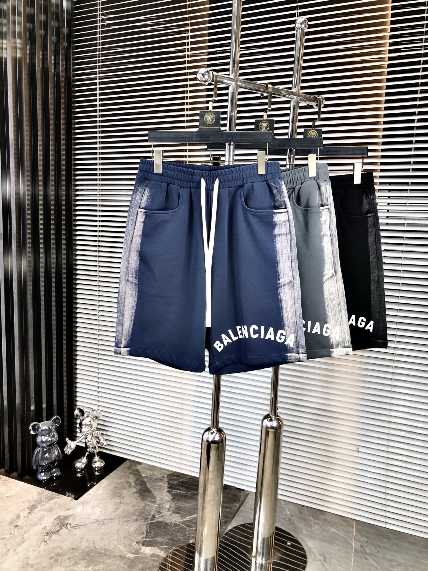 NO:477955,.Balenica. New spring and summer elastic strap casual shorts, customized counter fabric, breathable and comfortable, impeccable details, brand element design concept, h reflects high quality.8 delicate and soft feel!  It is casually cut, with a great upper body style!  Count s-xxL.s wear 27.28, balenciaga, shorts, alexander wang19860909.巴黎世家.25春夏新款松紧带休闲短裤,专柜定制面料 透气舒适度高,细节无可挑剔,品牌元素设计理念,h体现高品质.8手感细腻柔软！呈现休闲裁剪,上身版型超赞！码数s-xxL.s穿27.28,,balenciaga,shorts,alexander wang,Men's clothing