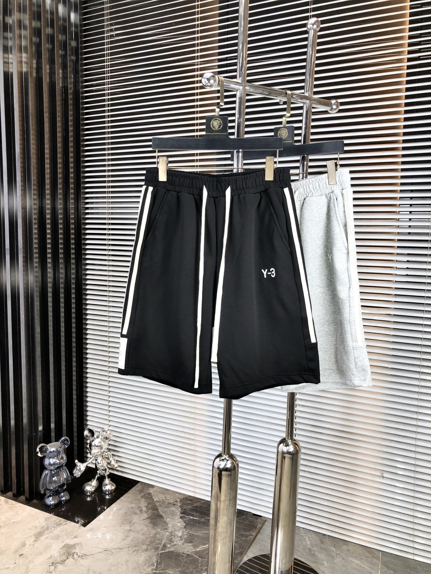 NO:477963,.Y3.25 spring and summer new elastic strap casual shorts, customized counter fabric, breathable and comfortable, impeccable details, brand element design concept, h reflects high quality.8 delicate and soft feel!  It is casually cut, with a great upper body style!  Count s-xxL.s wear 27.28, shorts, alexander wang19860909.Y3 .25春夏新款松紧带休闲短裤,专柜定制面料 透气舒适度高,细节无可挑剔,品牌元素设计理念,h体现高品质.8手感细腻柔软！呈现休闲裁剪,上身版型超赞！码数s-xxL.s穿27.28,,shorts,alexander wang,Men's clothing