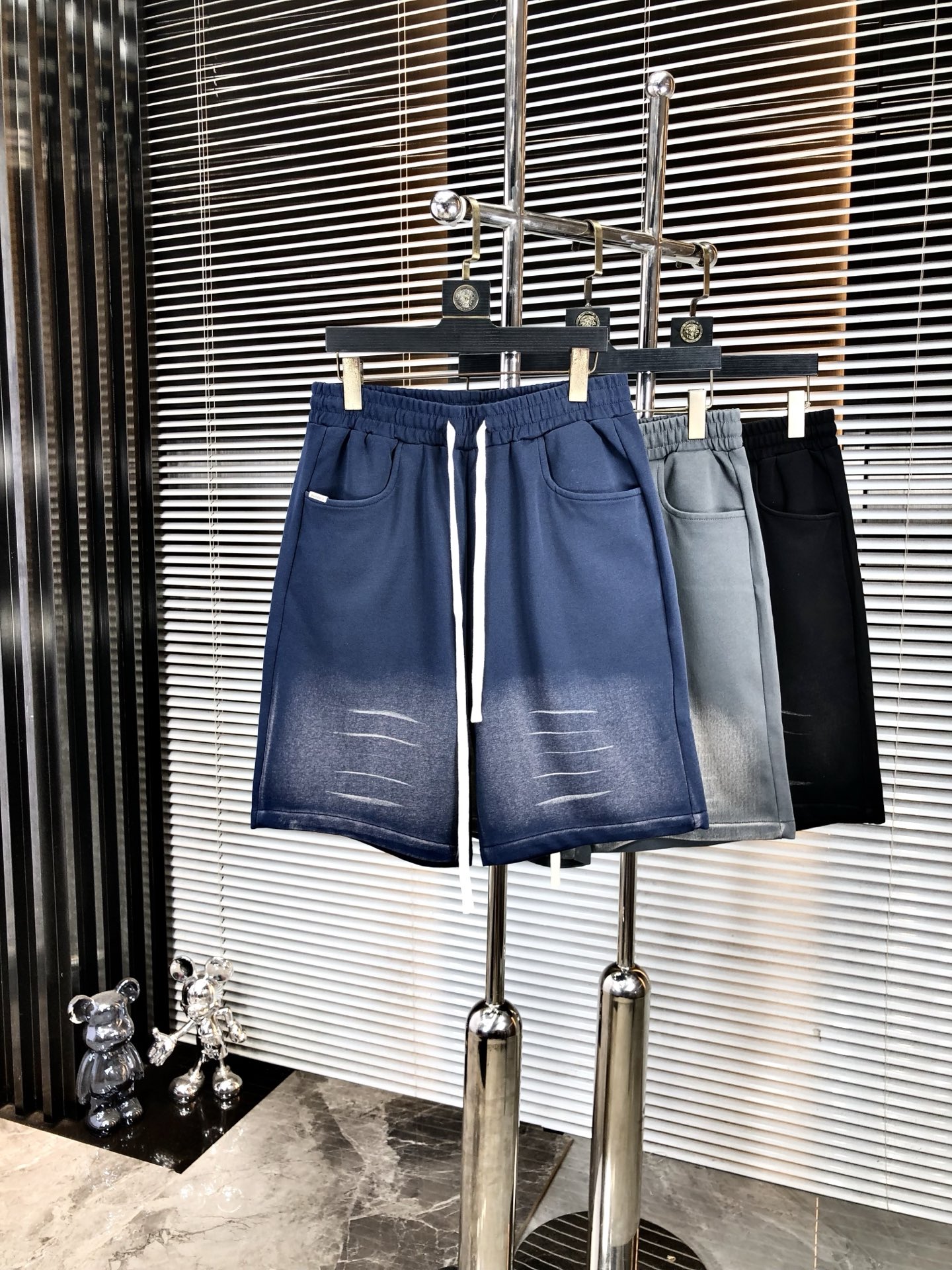 NO:477974,.Balenica. New spring and summer elastic strap casual shorts, customized counter fabric, breathable and comfortable, impeccable details, brand element design concept, h reflects high quality.8 delicate and soft feel!  It is casually cut, with a great upper body style!  Count s-xxL.s wear 27.28, balenciaga, shorts, alexander wang19860909.巴黎世家.25春夏新款松紧带休闲短裤,专柜定制面料 透气舒适度高,细节无可挑剔,品牌元素设计理念,h体现高品质.8手感细腻柔软！呈现休闲裁剪,上身版型超赞！码数s-xxL.s穿27.28,,balenciaga,shorts,alexander wang,Men's clothing