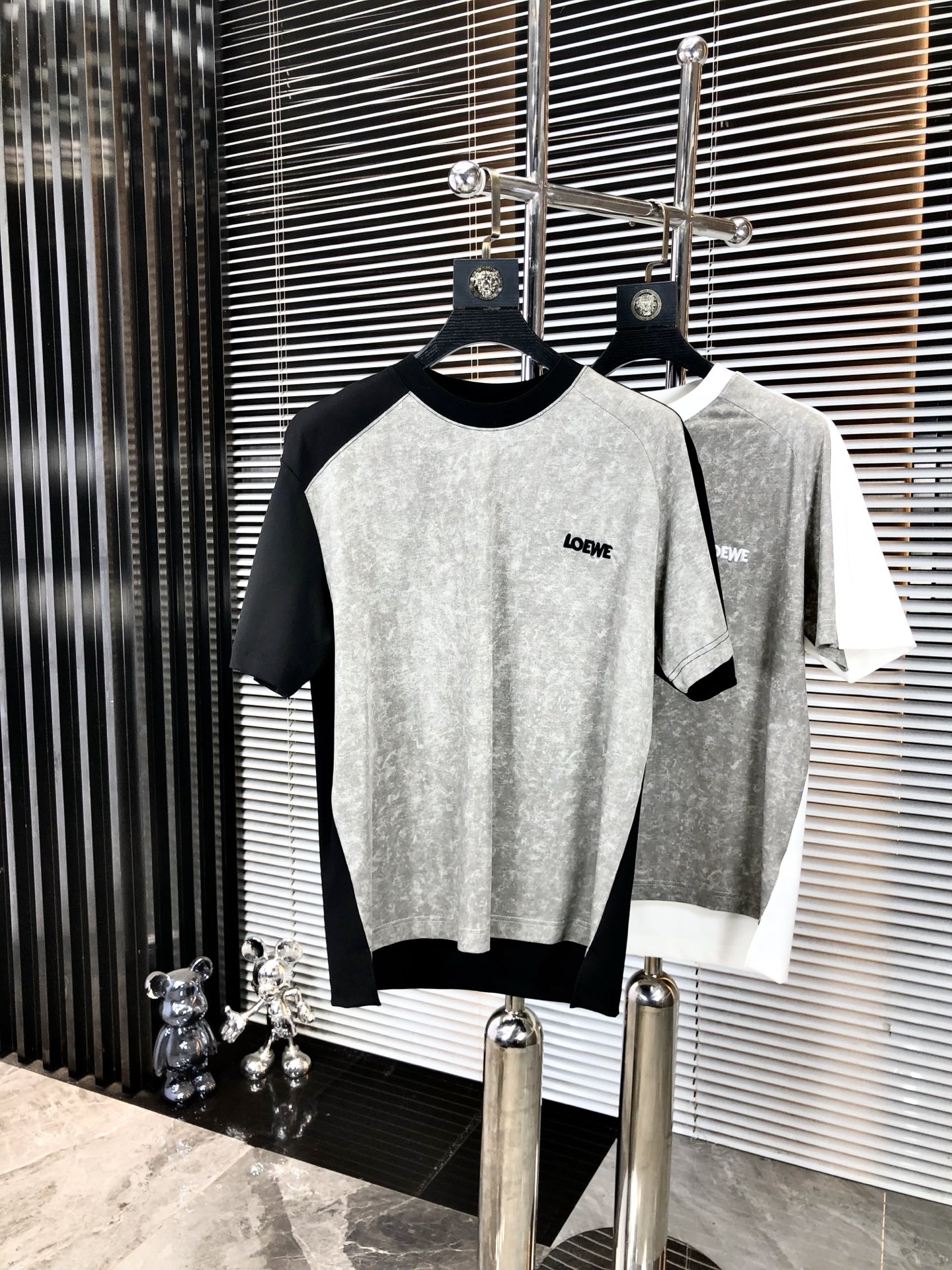 NO:477910,.Luo Yiwei. 2025 spring and summer new product, fashionable round neck short sleeve high-end custom versatile style!  More practical, anyone can easily control it. It is made of modal spandex fabric, luxurious and classic brand logo design, h is very high-end and must-have if you understand the goods!  The style is a slim fit style, very exquisite, 6 shows aura, and highlights the exquisiteness of men. This is the unique feature, the right slim fit, and the upper body effect is very good. Size M-3XL m wears 175/130, loewe, T-shirt, alexander wang19860909.罗意威.2025春夏新品时尚圆领短袖高级定制百搭款式！更有实用感 任何人都可以轻松驾驭 采用莫代尔氨纶面料制作,奢华经典品牌logo设计,h非常显档次懂货的必须入！版型剪裁属于修身款 非常精致,6显气场,又会凸显男士的精致,这就是独到之处,恰到好处的修身,上身效果非常赞.尺码M-3XL m穿175/130,,loewe,T-shirt,alexander wang,Men's clothing