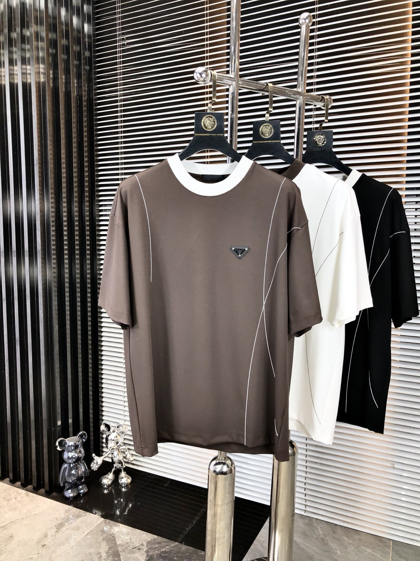 NO:477924,.Prada. 2025 spring and summer new product, fashionable round neck short sleeve high-end custom versatile style!  More practical, anyone can easily control it. It is made of modal spandex fabric, luxurious and classic brand logo design, h is very high-end and must-have if you understand the goods!  The style is a slim fit style, very exquisite, 6 shows aura, and highlights the exquisiteness of men. This is the unique feature, the right slim fit, and the upper body effect is very good. Size M-3XL m wears 175/130, prada, T-shirt, alexander wang19860909.普拉达.2025春夏新品时尚圆领短袖高级定制百搭款式！更有实用感 任何人都可以轻松驾驭 采用莫代尔氨纶面料制作,奢华经典品牌logo设计,h非常显档次懂货的必须入！版型剪裁属于修身款 非常精致,6显气场,又会凸显男士的精致,这就是独到之处,恰到好处的修身,上身效果非常赞.尺码M-3XL m穿175/130,,prada,T-shirt,alexander wang,Men's clothing