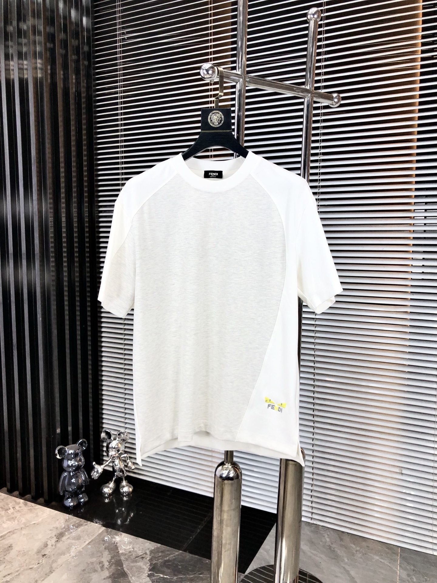 NO:477932,.Fendi. 2025 spring and summer new product fashionable round neck short sleeve high-end custom versatile style!  More practical, anyone can easily control it. It is made of modal spandex fabric, luxurious and classic brand logo design, h is very high-end and must-have if you understand the goods!  The style is a slim fit style, very exquisite, 6 shows aura, and highlights the exquisiteness of men. This is the unique feature, the right slim fit, and the upper body effect is very good. Size M-3XL m wears 175/130, fendi, T-shirt, alexander wang19860909.芬迪.2025春夏新品时尚圆领短袖高级定制百搭款式！更有实用感 任何人都可以轻松驾驭 采用莫代尔氨纶面料制作,奢华经典品牌logo设计,h非常显档次懂货的必须入！版型剪裁属于修身款 非常精致,6显气场,又会凸显男士的精致,这就是独到之处,恰到好处的修身,上身效果非常赞.尺码M-3XL m穿175/130,,fendi,T-shirt,alexander wang,Men's clothing