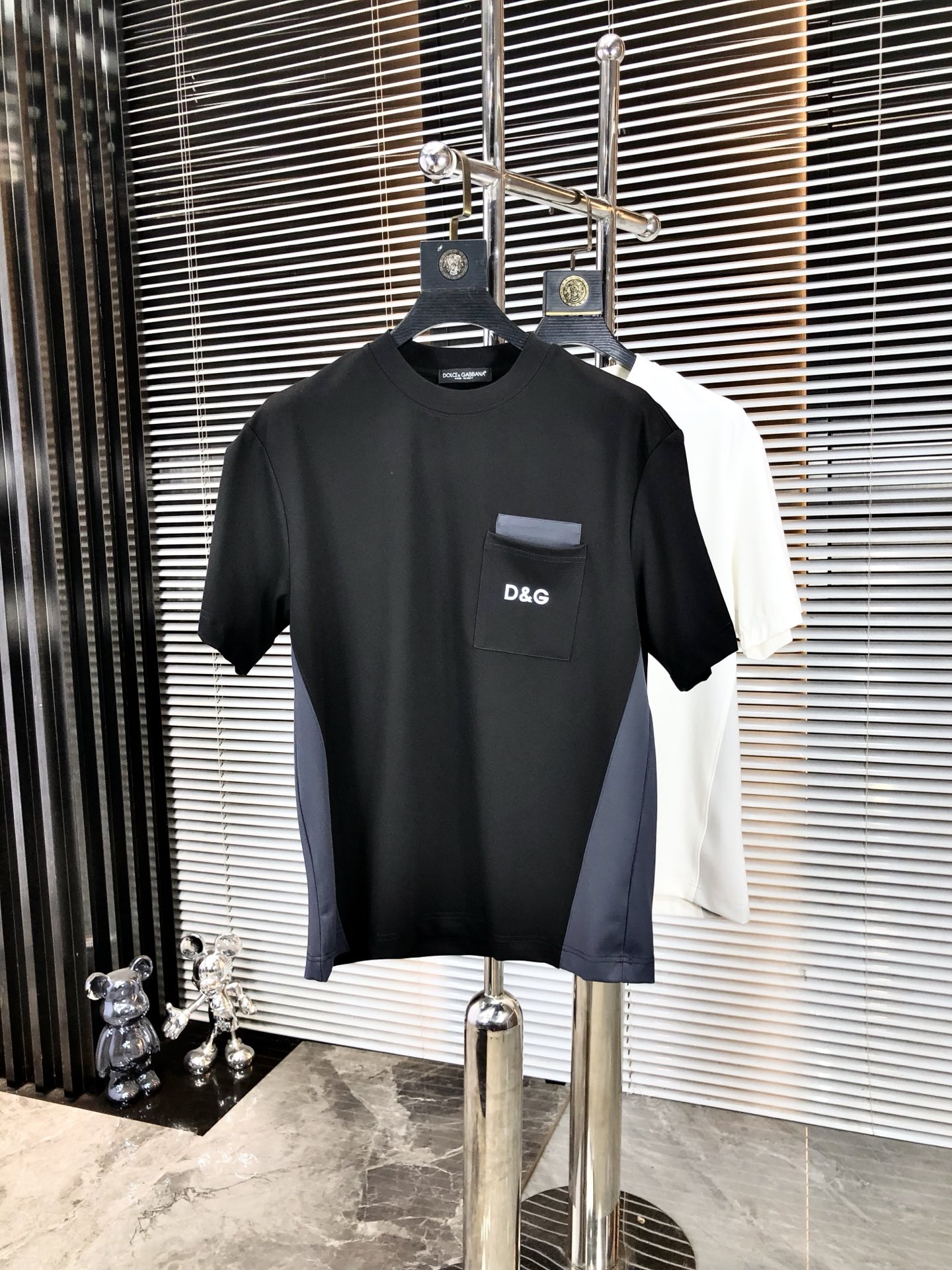 NO:477939,.D&G.2025 spring and summer new product fashionable round neck short sleeve high-end custom versatile style!  More practical, anyone can easily control it. It is made of modal spandex fabric, luxurious and classic brand logo design, h is very high-end and must-have if you understand the goods!  The style is a slim fit style, very exquisite, 6 shows aura, and highlights the exquisiteness of men. This is the unique feature, just right slim fit, and the upper body effect is very good. Size M-3XL m wears 175/130, Dolce & Gabbana, T-shirt, alexander wang19860909.D&G.2025春夏新品时尚圆领短袖高级定制百搭款式！更有实用感 任何人都可以轻松驾驭 采用莫代尔氨纶面料制作,奢华经典品牌logo设计,h非常显档次懂货的必须入！版型剪裁属于修身款 非常精致,6显气场,又会凸显男士的精致,这就是独到之处,恰到好处的修身,上身效果非常赞.尺码M-3XL m穿175/130,,Dolce&Gabbana,T-shirt,alexander wang,Men's clothing