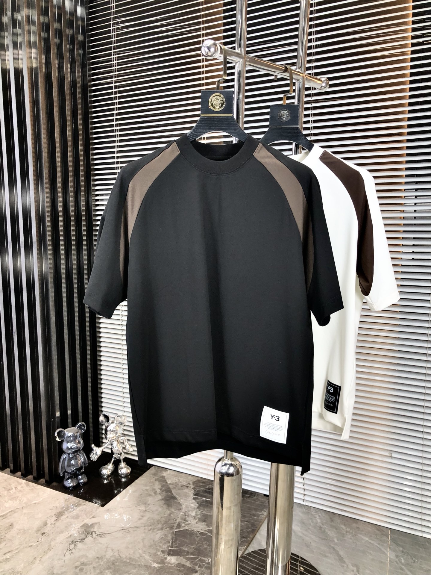 NO:477949,.Y3.2025 spring and summer new product fashionable round neck short sleeve high-end custom versatile style!  More practical, anyone can easily control it. It is made of modal spandex fabric, luxurious and classic brand logo design, h is very high-end and must-have if you understand the goods!  The style is a slim fit style, very exquisite, 6 shows aura, and highlights the exquisiteness of men. This is the unique feature, the right slim fit, and the upper body effect is very good. Size M-3XL m wears 175/130, T-shirt, alexander wang19860909.Y3.2025春夏新品时尚圆领短袖高级定制百搭款式！更有实用感 任何人都可以轻松驾驭 采用莫代尔氨纶面料制作,奢华经典品牌logo设计,h非常显档次懂货的必须入！版型剪裁属于修身款 非常精致,6显气场,又会凸显男士的精致,这就是独到之处,恰到好处的修身,上身效果非常赞.尺码M-3XL m穿175/130,,T-shirt,alexander wang,Men's clothing