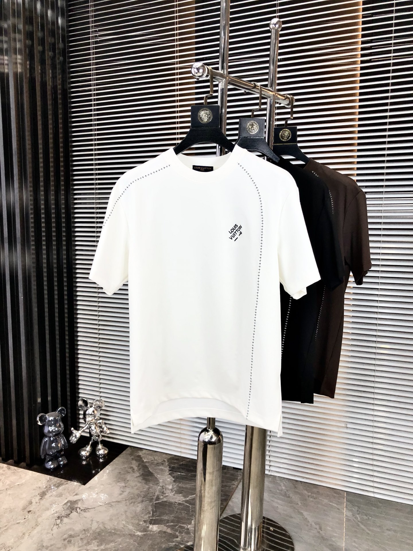 NO:477959,.Lv.2025 spring and summer new product fashionable round neck short sleeve high-end custom versatile style!  More practical, anyone can easily control it. It is made of modal spandex fabric, luxurious and classic brand logo design, h is very high-end and must-have if you understand the goods!  The style is a slim fit style, very exquisite, 6 shows aura, and highlights the exquisiteness of men. This is the unique feature, the right slim fit, and the upper body effect is very good. Size M-3XL m wears 175/130, louis vuitton, T-shirt, alexander wang19860909.Lv.2025春夏新品时尚圆领短袖高级定制百搭款式！更有实用感 任何人都可以轻松驾驭 采用莫代尔氨纶面料制作,奢华经典品牌logo设计,h非常显档次懂货的必须入！版型剪裁属于修身款 非常精致,6显气场,又会凸显男士的精致,这就是独到之处,恰到好处的修身,上身效果非常赞.尺码M-3XL m穿175/130,,louis vuitton,T-shirt,alexander wang,Men's clothing