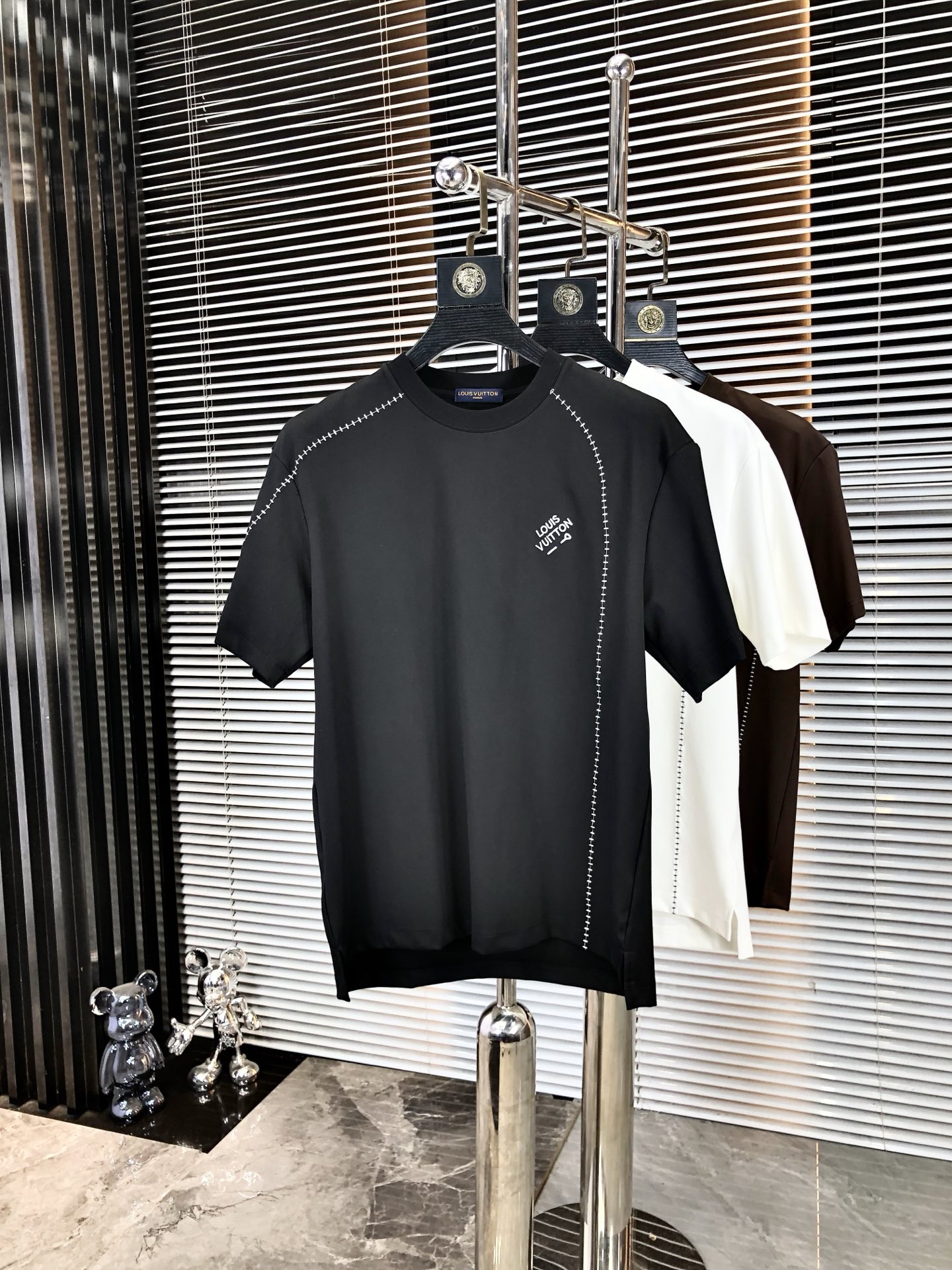 NO:477967,.LV.2025 spring and summer new product fashionable round neck short sleeve high-end custom versatile style!  More practical, anyone can easily control it. It is made of modal spandex fabric, luxurious and classic brand logo design, h is very high-end and must-have if you understand the goods!  The style is a slim fit style, very exquisite, 6 shows aura, and highlights the exquisiteness of men. This is the unique feature, the right slim fit, and the upper body effect is very good. Size M-3XL m wears 175/130, louis vuitton, T-shirt, alexander wang19860909.LV.2025春夏新品时尚圆领短袖高级定制百搭款式！更有实用感 任何人都可以轻松驾驭 采用莫代尔氨纶面料制作,奢华经典品牌logo设计,h非常显档次懂货的必须入！版型剪裁属于修身款 非常精致,6显气场,又会凸显男士的精致,这就是独到之处,恰到好处的修身,上身效果非常赞.尺码M-3XL m穿175/130,,louis vuitton,T-shirt,alexander wang,Men's clothing