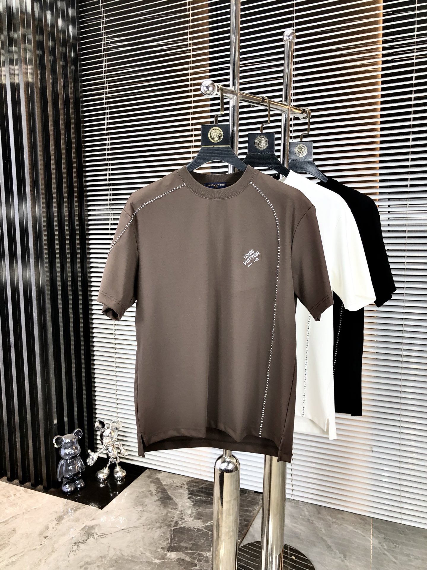 NO:477976,.Lv.2025 spring and summer new product fashionable round neck short sleeve high-end custom versatile style!  More practical, anyone can easily control it. It is made of modal spandex fabric, luxurious and classic brand logo design, h is very high-end and must-have if you understand the goods!  The style is a slim fit style, very exquisite, 6 shows aura, and highlights the exquisiteness of men. This is the unique feature, the right slim fit, and the upper body effect is very good. Size M-3XL m wears 175/130, louis vuitton, T-shirt, alexander wang19860909.Lv.2025春夏新品时尚圆领短袖高级定制百搭款式！更有实用感 任何人都可以轻松驾驭 采用莫代尔氨纶面料制作,奢华经典品牌logo设计,h非常显档次懂货的必须入！版型剪裁属于修身款 非常精致,6显气场,又会凸显男士的精致,这就是独到之处,恰到好处的修身,上身效果非常赞.尺码M-3XL m穿175/130,,louis vuitton,T-shirt,alexander wang,Men's clothing