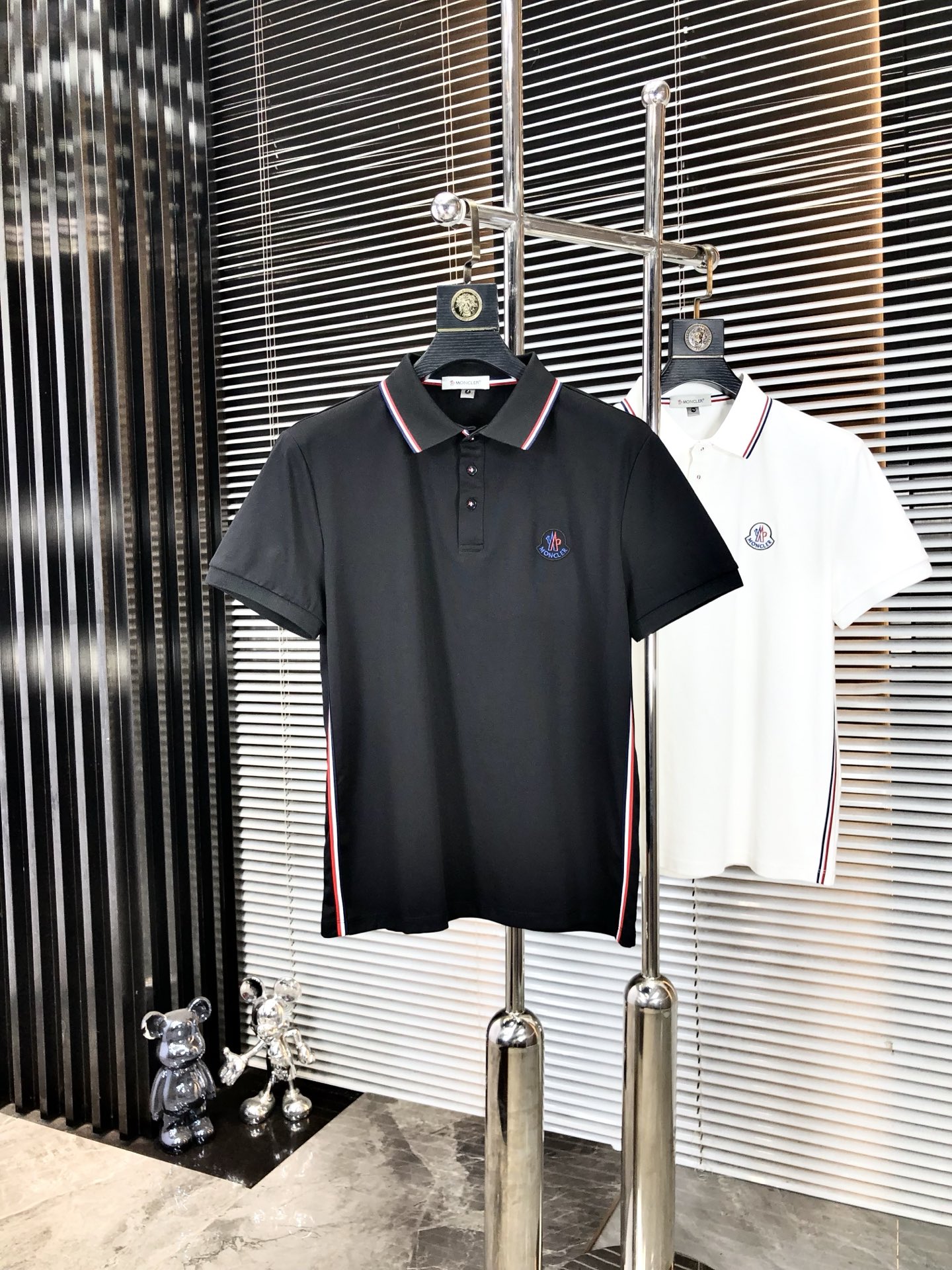 NO:477991,.The 2025 spring and summer new men's logo short-sleeved polo shirt continues the classic business casual lapel POLO shirt. This Polo shirt is made of mercerized double-sided cotton bead floor fabric, and the timeless design can transcend fashion trends. The classic style, the 2-brand LOGO three-dimensional and unique, making the overall more detailed. The combination style, the fabric is made of cotton beaded material, comfortable, skin-friendly, breathable, and is a very practical wear for daily commuting and leisure. Highly recommended. Size M-3XL m wear 175/130, Moncler, T-shirt, alexander wang19860909.蒙口.2025春夏新款男士标识短袖polo衫,延续经典商务休闲翻领POLO恤.该款Polo衫采用丝光双面棉质珠地面料制成,隽永设计可跨越时尚潮流.经典款型,2品牌LOGO立体别致,让整体更具细节感 合体的版型,面料采用全棉珠地料,舒适,亲肤,透气好,平时通勤休闲都很实穿的一款 强烈推荐.尺码M-3XL m穿175/130,,Moncler,T-shirt,alexander wang,Men's clothing