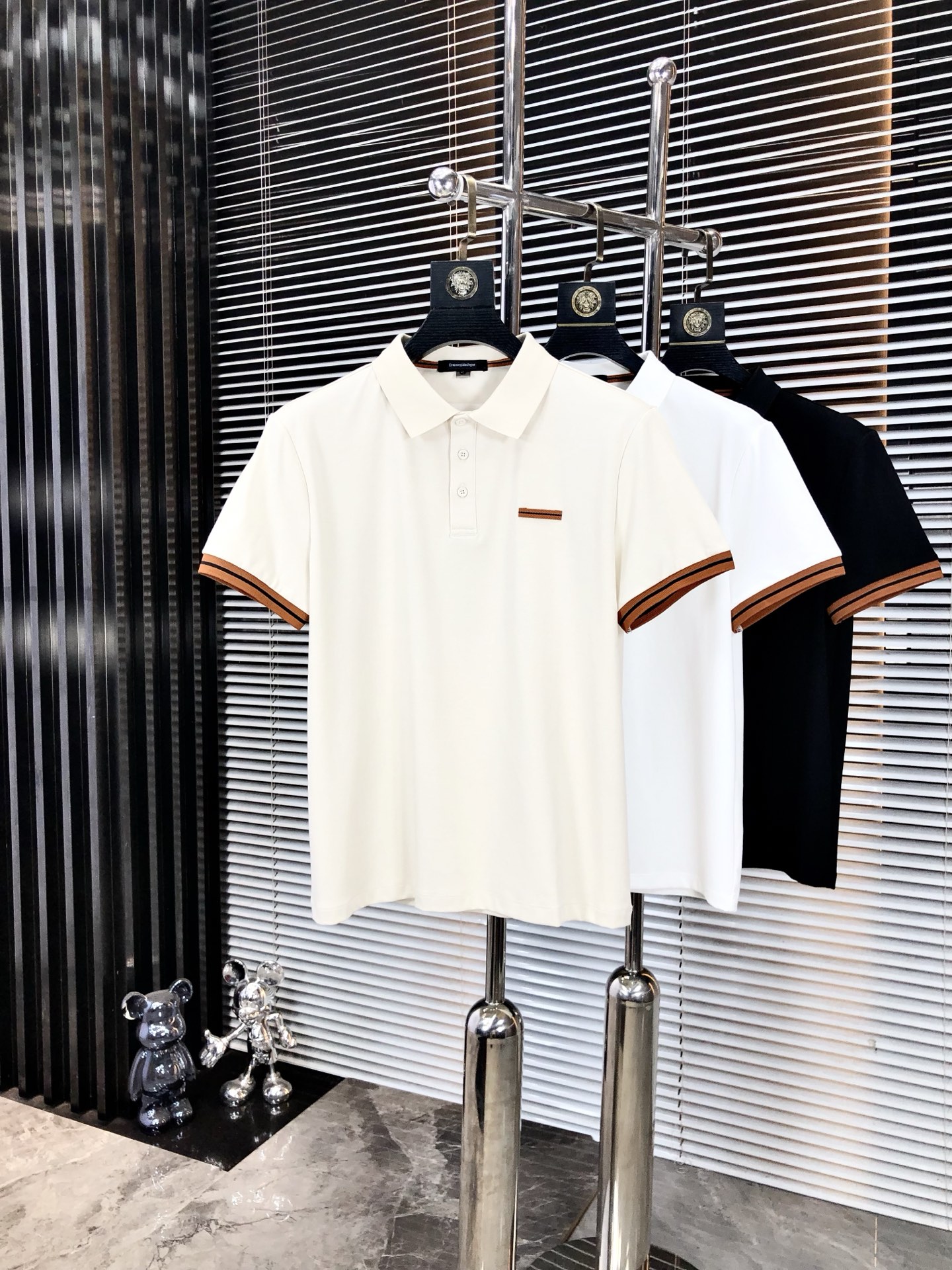 NO:477998,.Jenia. The new spring and summer 2025 new men's logo short-sleeved polo shirt, continuing the classic business casual lapel POLO shirt. This Polo shirt is made of mercerized double-sided cotton bead floor fabric, and the timeless design can transcend fashion trends. Classic style, 2-brand LOGO three-dimensional and unique, making the whole more detailed. The combination style, the fabric is made of cotton beaded material, comfortable, skin-friendly, breathable, and is a very practical model for daily commuting and leisure. Highly recommended. Size M-3XL m wear 175/130, zegna, T-shirt, alexander wang19860909.杰尼亚.2025春夏新款男士标识短袖polo衫,延续经典商务休闲翻领POLO恤.该款Polo衫采用丝光双面棉质珠地面料制成,隽永设计可跨越时尚潮流.经典款型,2品牌LOGO立体别致,让整体更具细节感 合体的版型,面料采用全棉珠地料,舒适,亲肤,透气好,平时通勤休闲都很实穿的一款 强烈推荐.尺码M-3XL m穿175/130,,zegna,T-shirt,alexander wang,Men's clothing