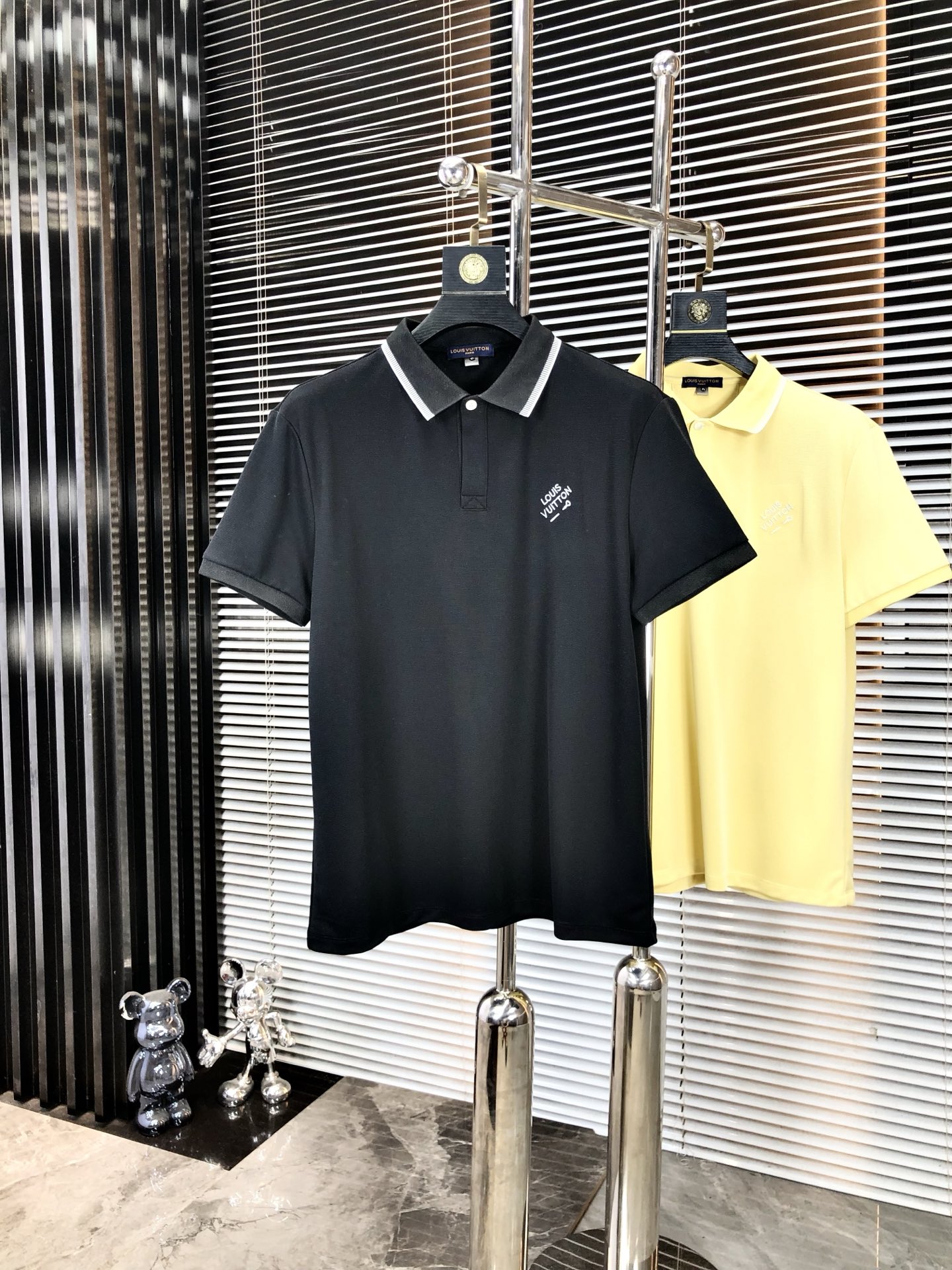 NO:478004,.Lv. 2025 spring and summer new men's logo short-sleeved polo shirt, continuing the classic business casual lapel POLO shirt. This Polo shirt is made of mercerized double-sided cotton bead floor fabric, and the timeless design can transcend fashion trends. Classic style, 2-brand LOGO three-dimensional and unique, making the whole more detailed. The combination style, the fabric is made of cotton beaded material, comfortable, skin-friendly, breathable, and is a very practical wear for daily commuting and leisure. Highly recommended. Size M-3XL m wear 175/130,,louis vuitton, T-shirt, alexander wang19860909.Lv.2025春夏新款男士标识短袖polo衫,延续经典商务休闲翻领POLO恤.该款Polo衫采用丝光双面棉质珠地面料制成,隽永设计可跨越时尚潮流.经典款型,2品牌LOGO立体别致,让整体更具细节感 合体的版型,面料采用全棉珠地料,舒适,亲肤,透气好,平时通勤休闲都很实穿的一款 强烈推荐.尺码M-3XL m穿175/130,,louis vuitton,T-shirt,alexander wang,Men's clothing