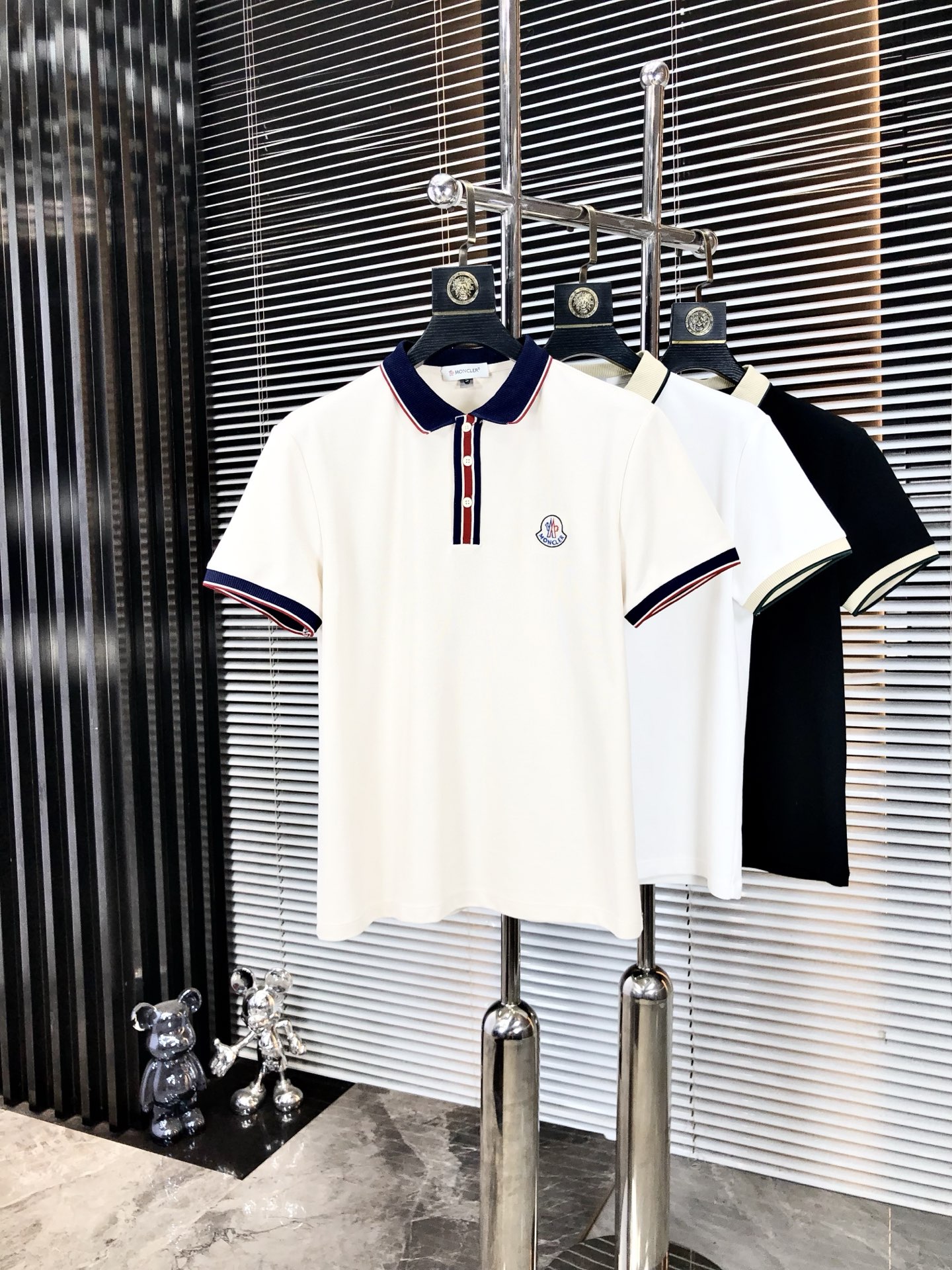 NO:478010,.The 2025 spring and summer new men's logo short-sleeved polo shirt continues the classic business casual lapel POLO shirt. This Polo shirt is made of mercerized double-sided cotton bead floor fabric, and the timeless design can transcend fashion trends. The classic style, the 2-brand LOGO three-dimensional and unique, making the overall more detailed. The combination style, the fabric is made of cotton beaded material, comfortable, skin-friendly, breathable, and is a very practical wear for daily commuting and leisure. Highly recommended. Size M-3XL m wear 175/130, Moncler, T-shirt, alexander wang19860909.蒙口.2025春夏新款男士标识短袖polo衫,延续经典商务休闲翻领POLO恤.该款Polo衫采用丝光双面棉质珠地面料制成,隽永设计可跨越时尚潮流.经典款型,2品牌LOGO立体别致,让整体更具细节感 合体的版型,面料采用全棉珠地料,舒适,亲肤,透气好,平时通勤休闲都很实穿的一款 强烈推荐.尺码M-3XL m穿175/130,,Moncler,T-shirt,alexander wang,Men's clothing