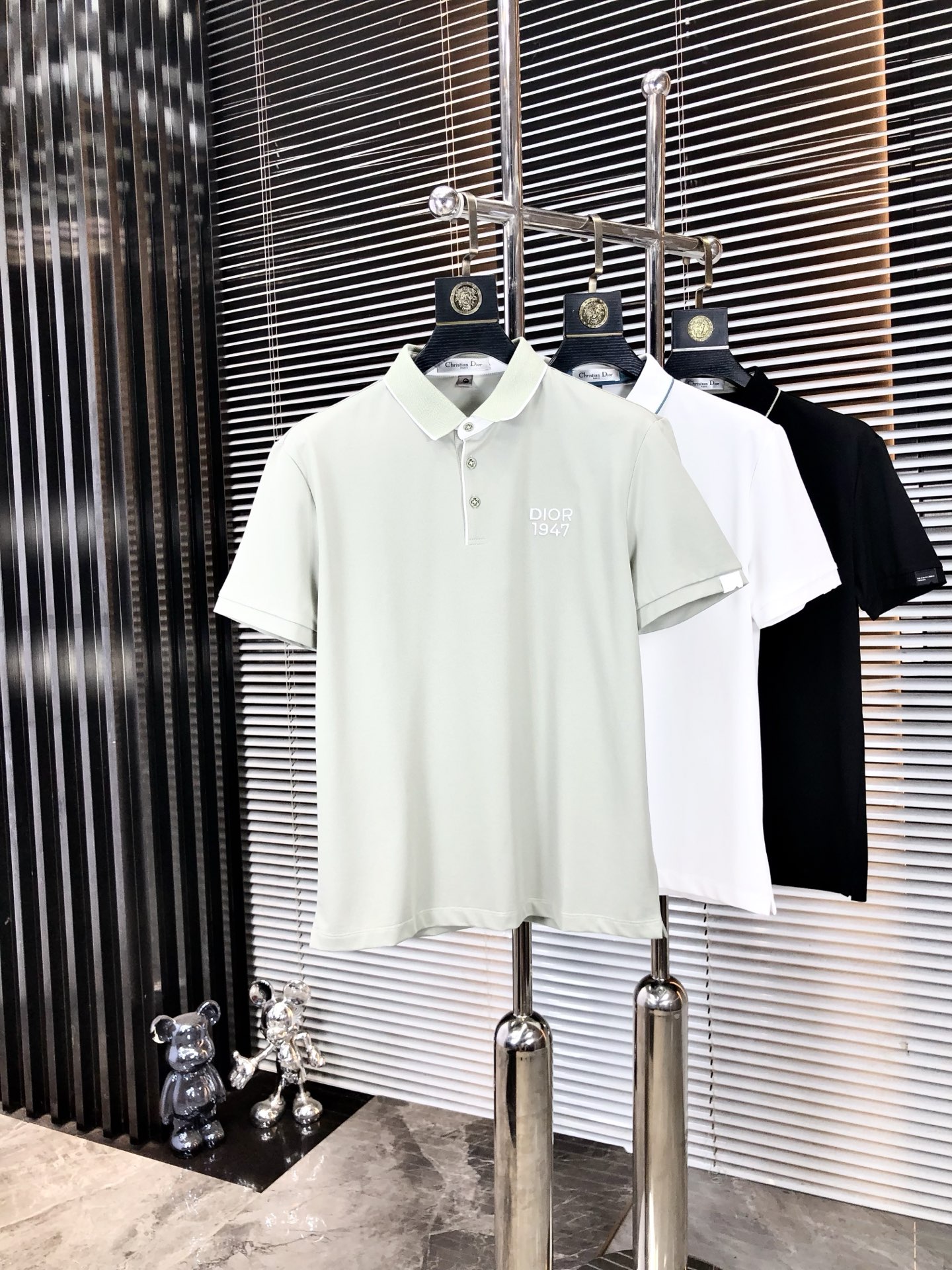 NO:478016,.Dior.2025 spring and summer new men's logo short-sleeved polo shirt, continuing the classic business casual lapel POLO shirt. This Polo shirt is made of mercerized double-sided cotton bead floor fabric, and the timeless design can transcend fashion trends. Classic style, 2-brand LOGO three-dimensional and unique, making the overall more detailed. The combination style, the fabric is made of cotton beaded material, comfortable, skin-friendly, breathable, and is a very practical wear for daily commuting and leisure. Highly recommended. Size M-3XL m wear 175/130,,dior,T-shirt,alexander wang19860909.Dior.2025春夏新款男士标识短袖polo衫,延续经典商务休闲翻领POLO恤.该款Polo衫采用丝光双面棉质珠地面料制成,隽永设计可跨越时尚潮流.经典款型,2品牌LOGO立体别致,让整体更具细节感 合体的版型,面料采用全棉珠地料,舒适,亲肤,透气好,平时通勤休闲都很实穿的一款 强烈推荐.尺码M-3XL m穿175/130,,dior,T-shirt,alexander wang,Men's clothing