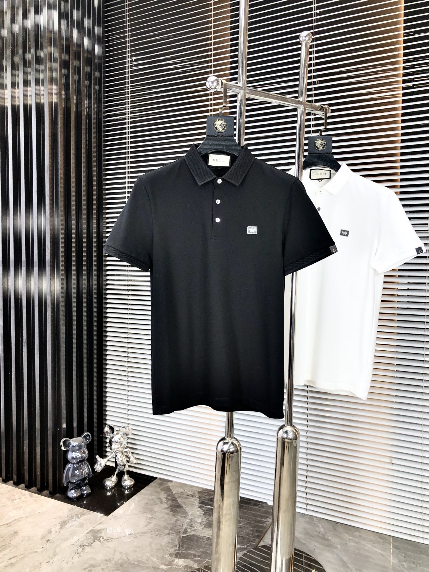 NO:478019,.Gucci.2025 spring and summer new men's logo short-sleeved polo shirt, continuing the classic business casual lapel POLO shirt. This Polo shirt is made of mercerized double-sided cotton bead floor fabric, and the timeless design can transcend fashion trends. Classic style, 2-brand LOGO three-dimensional and unique, making the overall more detailed. The combination style, the fabric is made of cotton beaded material, comfortable, skin-friendly, breathable, and is a very practical wear for daily commuting and leisure. Highly recommended. Size M-3XL m wear 175/130, gucci, T-shirt, alexander wang19860909.Gucci.2025春夏新款男士标识短袖polo衫,延续经典商务休闲翻领POLO恤.该款Polo衫采用丝光双面棉质珠地面料制成,隽永设计可跨越时尚潮流.经典款型,2品牌LOGO立体别致,让整体更具细节感 合体的版型,面料采用全棉珠地料,舒适,亲肤,透气好,平时通勤休闲都很实穿的一款 强烈推荐.尺码M-3XL m穿175/130,,gucci,T-shirt,alexander wang,Men's clothing