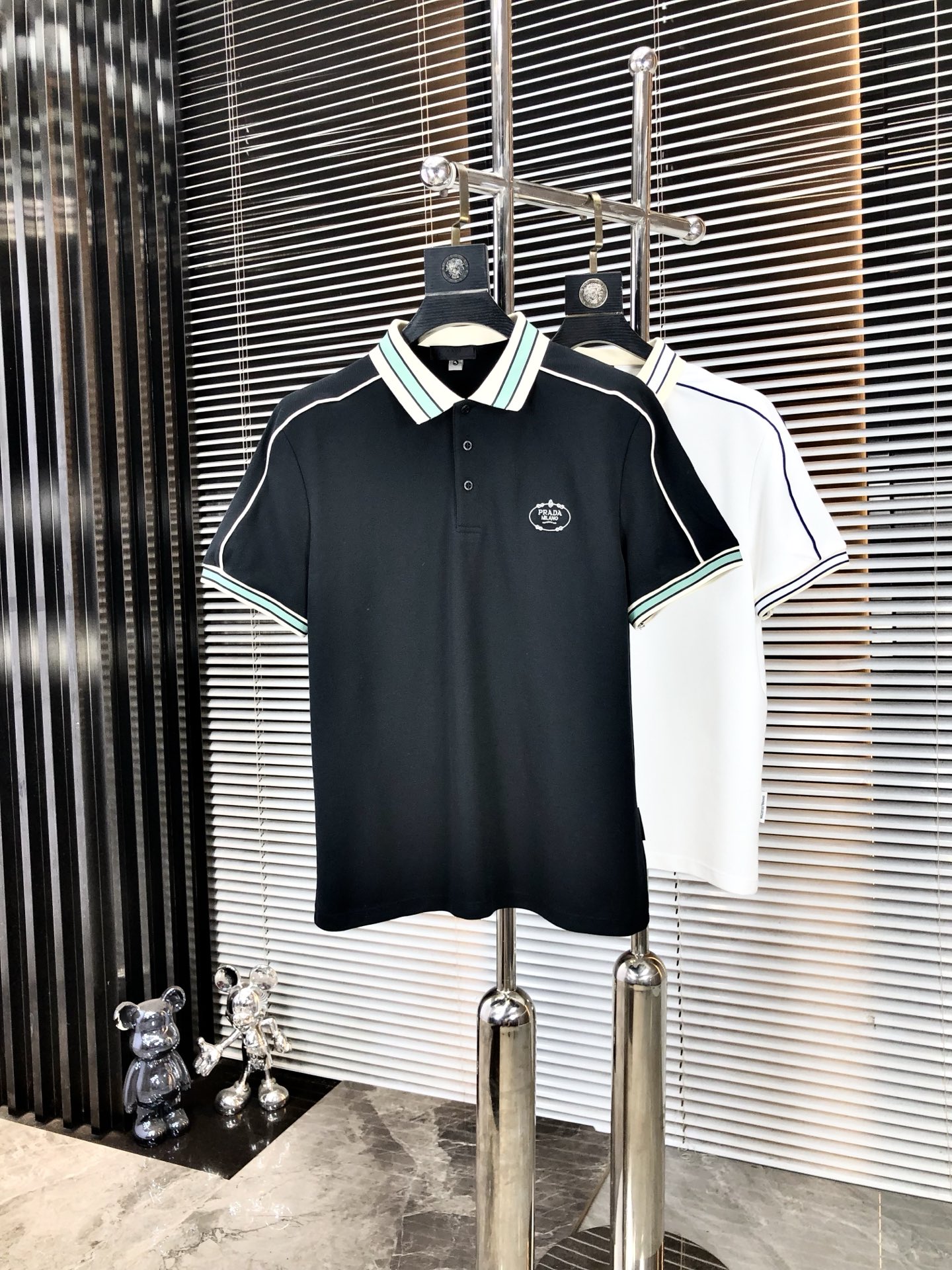 NO:478025,.Prada. 2025 spring and summer new men's logo short-sleeved polo shirt, continuing the classic business casual lapel POLO shirt. This Polo shirt is made of mercerized double-sided cotton bead floor fabric, and the timeless design can transcend fashion trends. Classic style, 2-brand LOGO three-dimensional and unique, making the overall more detailed. The combination style, the fabric is made of all-cotton beaded material, comfortable, skin-friendly, breathable, and is a very practical wear for daily commuting and leisure. Highly recommended. Size M-3XL m wear 175/130, prada, T-shirt, alexander wang19860909.普拉达.2025春夏新款男士标识短袖polo衫,延续经典商务休闲翻领POLO恤.该款Polo衫采用丝光双面棉质珠地面料制成,隽永设计可跨越时尚潮流.经典款型,2品牌LOGO立体别致,让整体更具细节感 合体的版型,面料采用全棉珠地料,舒适,亲肤,透气好,平时通勤休闲都很实穿的一款 强烈推荐.尺码M-3XL m穿175/130,,prada,T-shirt,alexander wang,Men's clothing