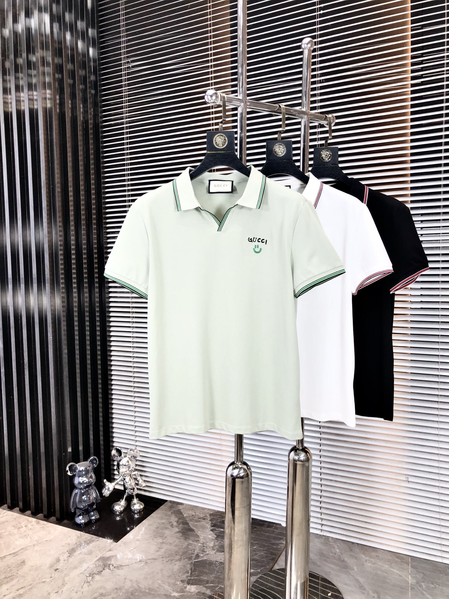 NO:478031,.Gucci.2025 spring and summer new men's logo short-sleeved polo shirt, continuing the classic business casual lapel POLO shirt. This Polo shirt is made of mercerized double-sided cotton bead floor fabric, and the timeless design can transcend fashion trends. Classic style, 2-brand LOGO three-dimensional and unique, making the overall more detailed. The combination style, the fabric is made of cotton beaded material, comfortable, skin-friendly, breathable, and is a very practical wear for daily commuting and leisure. Highly recommended. Size M-3XL m wear 175/130, gucci, T-shirt, alexander wang19860909.Gucci.2025春夏新款男士标识短袖polo衫,延续经典商务休闲翻领POLO恤.该款Polo衫采用丝光双面棉质珠地面料制成,隽永设计可跨越时尚潮流.经典款型,2品牌LOGO立体别致,让整体更具细节感 合体的版型,面料采用全棉珠地料,舒适,亲肤,透气好,平时通勤休闲都很实穿的一款 强烈推荐.尺码M-3XL m穿175/130,,gucci,T-shirt,alexander wang,Men's clothing