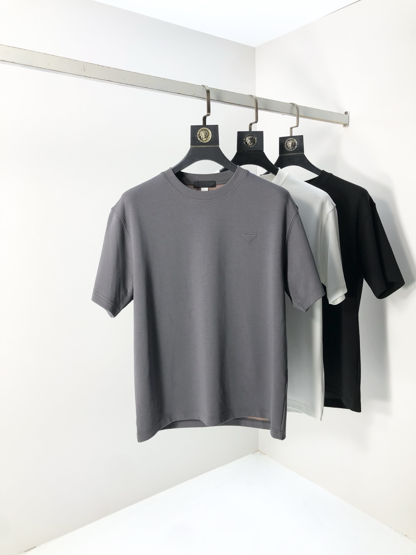 NO:427627,.Prada. Top products 2025 spring and summer new first-time counter latest short-sleeved round-neck T-shirt, high-end customization, avant-garde and fashionable design!  Brand logo heavy craftsmanship design, high-end customized original European cotton fabric, soft feel, comfortable to wear, b counter-level exquisite car line, fine workmanship, invincible and handsome upper body effect!  G-stylish men's essential items!  Code number M-4xL.m wear 175/130, prada, T-shirt,tees, t-shirt,alexander wang19860909.普拉达.顶级货品2025春夏新款首发专柜最新款短袖圆领T恤 高端订制 设计前卫时尚！品牌logo重工艺设计 高端定制原版欧棉面料.手感柔软.穿着舒适.b专柜级别精致车线.做工精细.上身效果无敌帅气！g型男必备单品！码数M-4xL.m穿175/130,,prada,T-shirt,tees，t-shirt,alexander wang,Men's clothing