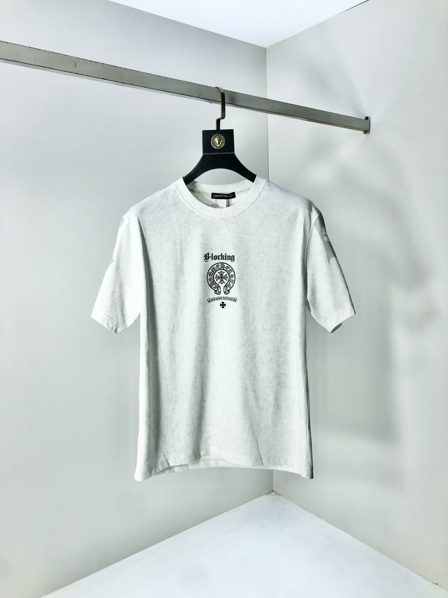 NO:427633,.Croxin. Top products 2025 spring and summer new first-time counter latest short-sleeved round-neck T-shirt, high-end customization, avant-garde and fashionable design!  Brand logo heavy craftsmanship design, high-end customized original European cotton fabric, soft feel, comfortable to wear, b counter-level exquisite car line, fine workmanship, invincible and handsome upper body effect!  G-stylish men's essential items!  Count M-4xL.m wear 175/130, chrome hearts, T-shirt,tees, t-shirt,alexander wang19860909.克罗心.顶级货品2025春夏新款首发专柜最新款短袖圆领T恤 高端订制 设计前卫时尚！品牌logo重工艺设计 高端定制原版欧棉面料.手感柔软.穿着舒适.b专柜级别精致车线.做工精细.上身效果无敌帅气！g型男必备单品！码数M-4xL.m穿175/130,,chrome hearts,T-shirt,tees，t-shirt,alexander wang,Men's clothing