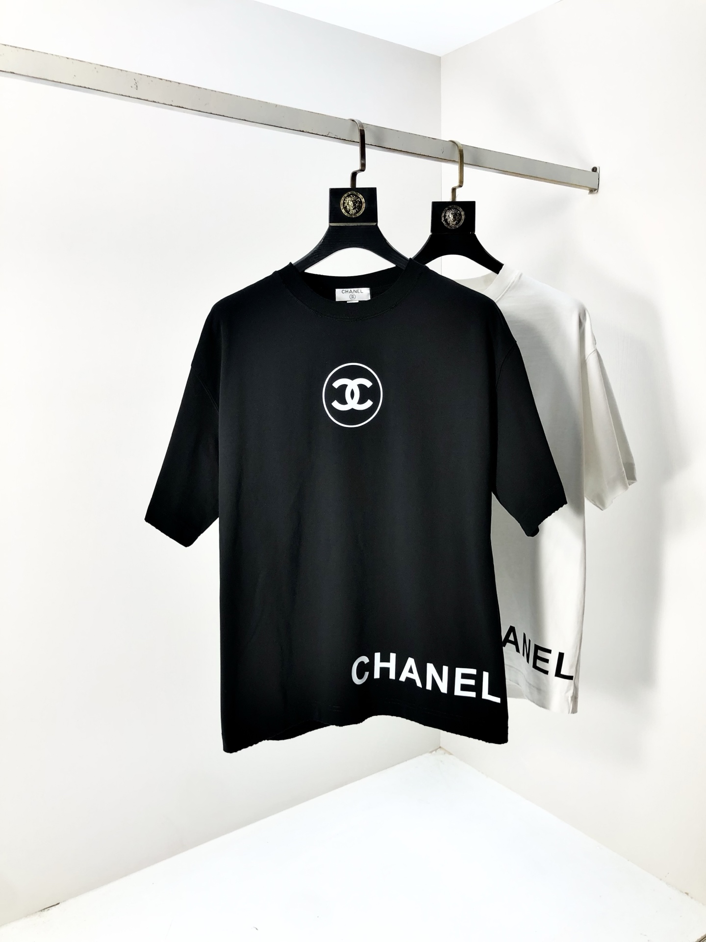 NO:427643,.Chanel. Top products 2025 spring and summer new style first launch counter latest short-sleeved round-neck T-shirt, high-end customization, avant-garde and fashionable design!  Brand logo heavy craftsmanship design, high-end customized original European cotton fabric, soft feel, comfortable to wear, b counter-level exquisite car line, fine workmanship, invincible and handsome upper body effect!  G-stylish men's essential items!  yard M-4xL.m wear 175/130, chanel, T-shirt,tees, t-shirt,alexander wang19860909.香奈儿.顶级货品2025春夏新款首发专柜最新款短袖圆领T恤 高端订制 设计前卫时尚！品牌logo重工艺设计 高端定制原版欧棉面料.手感柔软.穿着舒适.b专柜级别精致车线.做工精细.上身效果无敌帅气！g型男必备单品！码数M-4xL.m穿175/130,,chanel,T-shirt,tees，t-shirt,alexander wang,Men's clothing