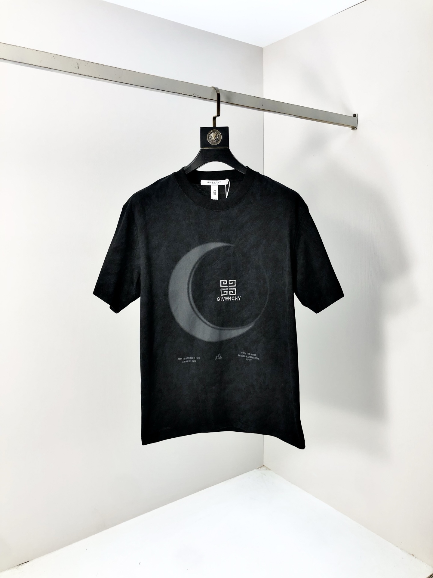 NO:427648,.Givenchy. Top products 2025 spring and summer new first-time counter latest short-sleeved round-neck T-shirt, high-end customization, avant-garde and fashionable design!  Brand logo heavy craftsmanship design, high-end customized original European cotton fabric, soft feel, comfortable to wear, b counter-level exquisite car line, fine workmanship, invincible and handsome upper body effect!  G-stylish men's essential items!  Code number M-4xL.m wear 175/130, given ,T-shirt,tees,t-shirt,alexander wang19860909.纪梵希.顶级货品2025春夏新款首发专柜最新款短袖圆领T恤 高端订制 设计前卫时尚！品牌logo重工艺设计 高端定制原版欧棉面料.手感柔软.穿着舒适.b专柜级别精致车线.做工精细.上身效果无敌帅气！g型男必备单品！码数M-4xL.m穿175/130,,givenchy,T-shirt,tees，t-shirt,alexander wang,Men's clothing