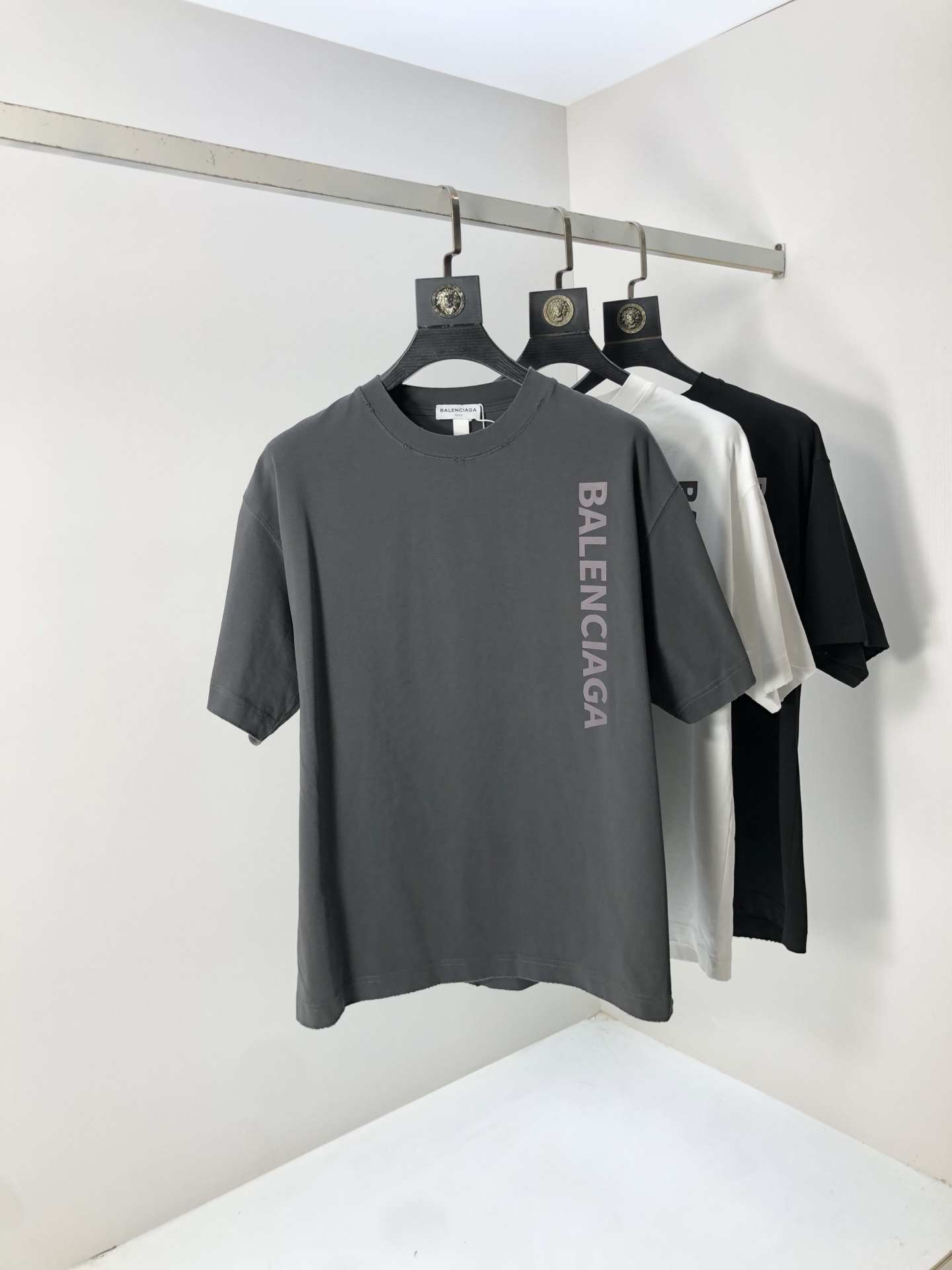 NO:427653,.Balenicaga. Top products 2025 spring and summer new first-time counter latest short-sleeved round-neck T-shirt, high-end customization, avant-garde and fashionable design!  Brand logo heavy craftsmanship design, high-end customized original European cotton fabric, soft feel, comfortable to wear, b counter-level exquisite car line, fine workmanship, invincible and handsome upper body effect!  G-stylish men's essential items!  Count M-4xL.m wear 175/130, balenciaga, T-shirt,tees, t-shirt,alexander wang19860909.巴黎世家.顶级货品2025春夏新款首发专柜最新款短袖圆领T恤 高端订制 设计前卫时尚！品牌logo重工艺设计 高端定制原版欧棉面料.手感柔软.穿着舒适.b专柜级别精致车线.做工精细.上身效果无敌帅气！g型男必备单品！码数M-4xL.m穿175/130,,balenciaga,T-shirt,tees，t-shirt,alexander wang,Men's clothing