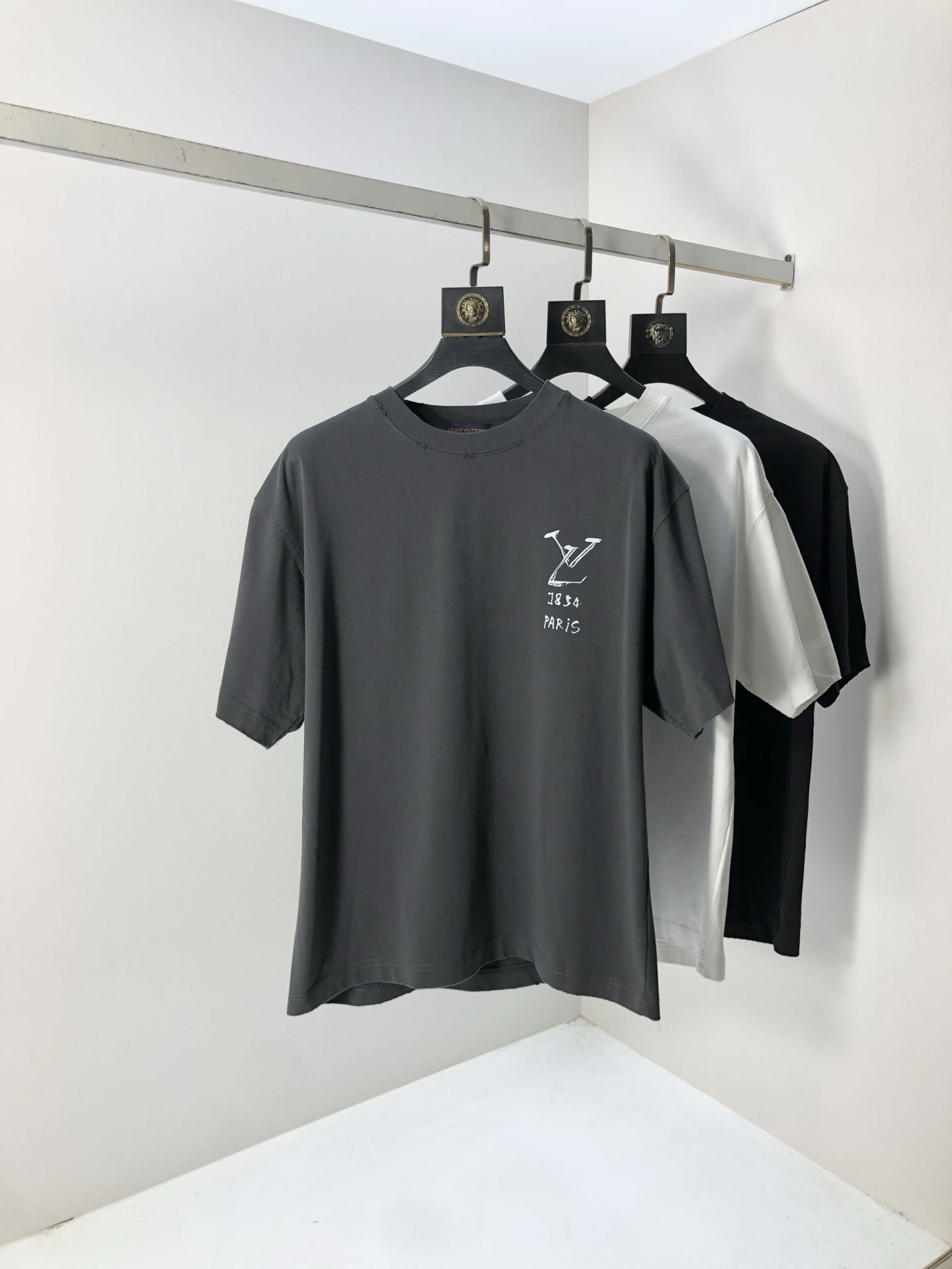 NO:427657,.Lv. Top products 2025 spring and summer new style first-time counter latest short-sleeved round-neck T-shirt, high-end customization, avant-garde and fashionable design!  Brand logo heavy craftsmanship design, high-end customized original European cotton fabric, soft feel, comfortable to wear, b counter-level exquisite car line, fine workmanship, invincible and handsome upper body effect!  G-stylish men's essential items!  Count M-4xL.m wear 175/130, louis vuitton, T-shirt,tees, t-shirt,alexander wang19860909.Lv.顶级货品2025春夏新款首发专柜最新款短袖圆领T恤 高端订制 设计前卫时尚！品牌logo重工艺设计 高端定制原版欧棉面料.手感柔软.穿着舒适.b专柜级别精致车线.做工精细.上身效果无敌帅气！g型男必备单品！码数M-4xL.m穿175/130,,louis vuitton,T-shirt,tees，t-shirt,alexander wang,Men's clothing