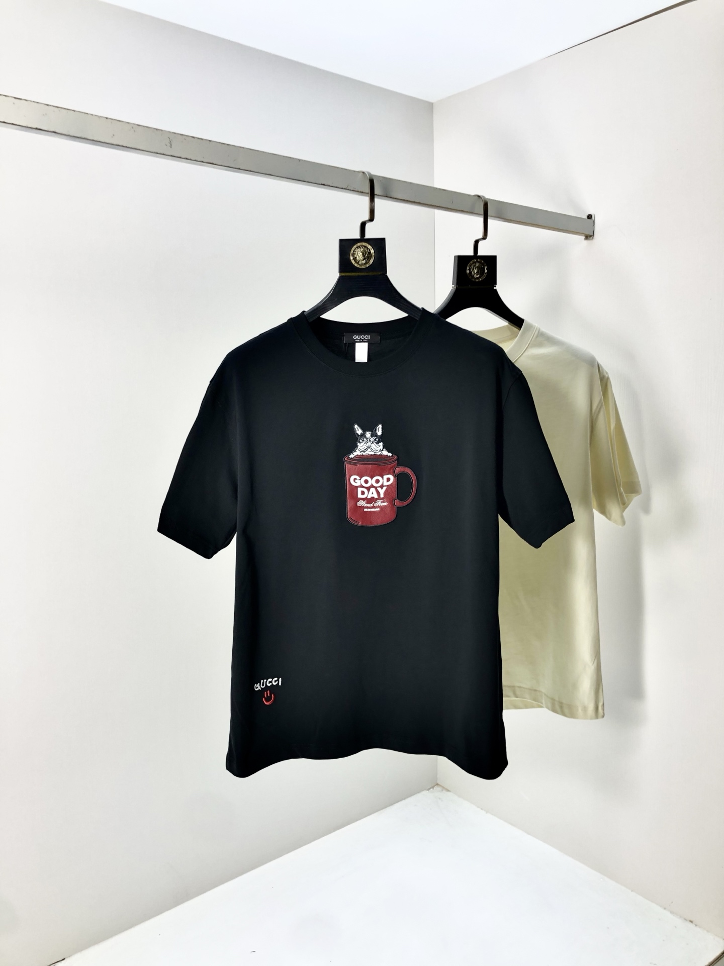 NO:427652,.Gucci. Top products 2025 spring and summer new first-time counter latest short-sleeved round-neck T-shirt, high-end customization, avant-garde and fashionable design!  Brand logo heavy craftsmanship design, high-end customized original European cotton fabric, soft feel, comfortable to wear, b counter-level exquisite car line, fine workmanship, invincible and handsome upper body effect!  G-stylish men's essential items!  Code number M-4xL.m wear 175/130, gucci, T-shirt,tees, t-shirt,alexander wang19860909.Gucci.顶级货品2025春夏新款首发专柜最新款短袖圆领T恤 高端订制 设计前卫时尚！品牌logo重工艺设计 高端定制原版欧棉面料.手感柔软.穿着舒适.b专柜级别精致车线.做工精细.上身效果无敌帅气！g型男必备单品！码数M-4xL.m穿175/130,,gucci,T-shirt,tees，t-shirt,alexander wang,Men's clothing