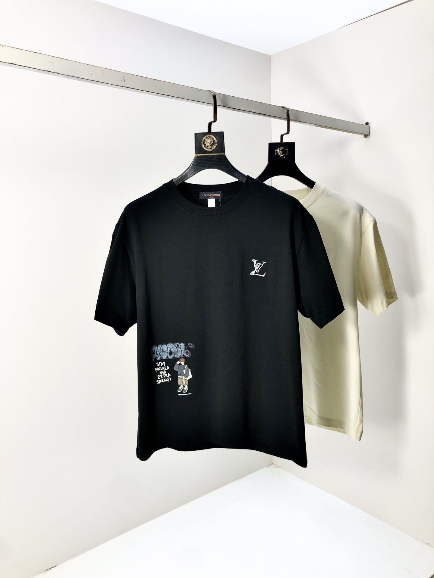 NO:427656,.Lv. Top products 2025 spring and summer new style first-time counter latest short-sleeved round-neck T-shirt, high-end customization, avant-garde and fashionable design!  Brand logo heavy craftsmanship design, high-end customized original European cotton fabric, soft feel, comfortable to wear, b counter-level exquisite car line, fine workmanship, invincible and handsome upper body effect!  G-stylish men's essential items!  Count M-4xL.m wear 175/130, louis vuitton, T-shirt,tees, t-shirt,alexander wang19860909.Lv.顶级货品2025春夏新款首发专柜最新款短袖圆领T恤 高端订制 设计前卫时尚！品牌logo重工艺设计 高端定制原版欧棉面料.手感柔软.穿着舒适.b专柜级别精致车线.做工精细.上身效果无敌帅气！g型男必备单品！码数M-4xL.m穿175/130,,louis vuitton,T-shirt,tees，t-shirt,alexander wang,Men's clothing