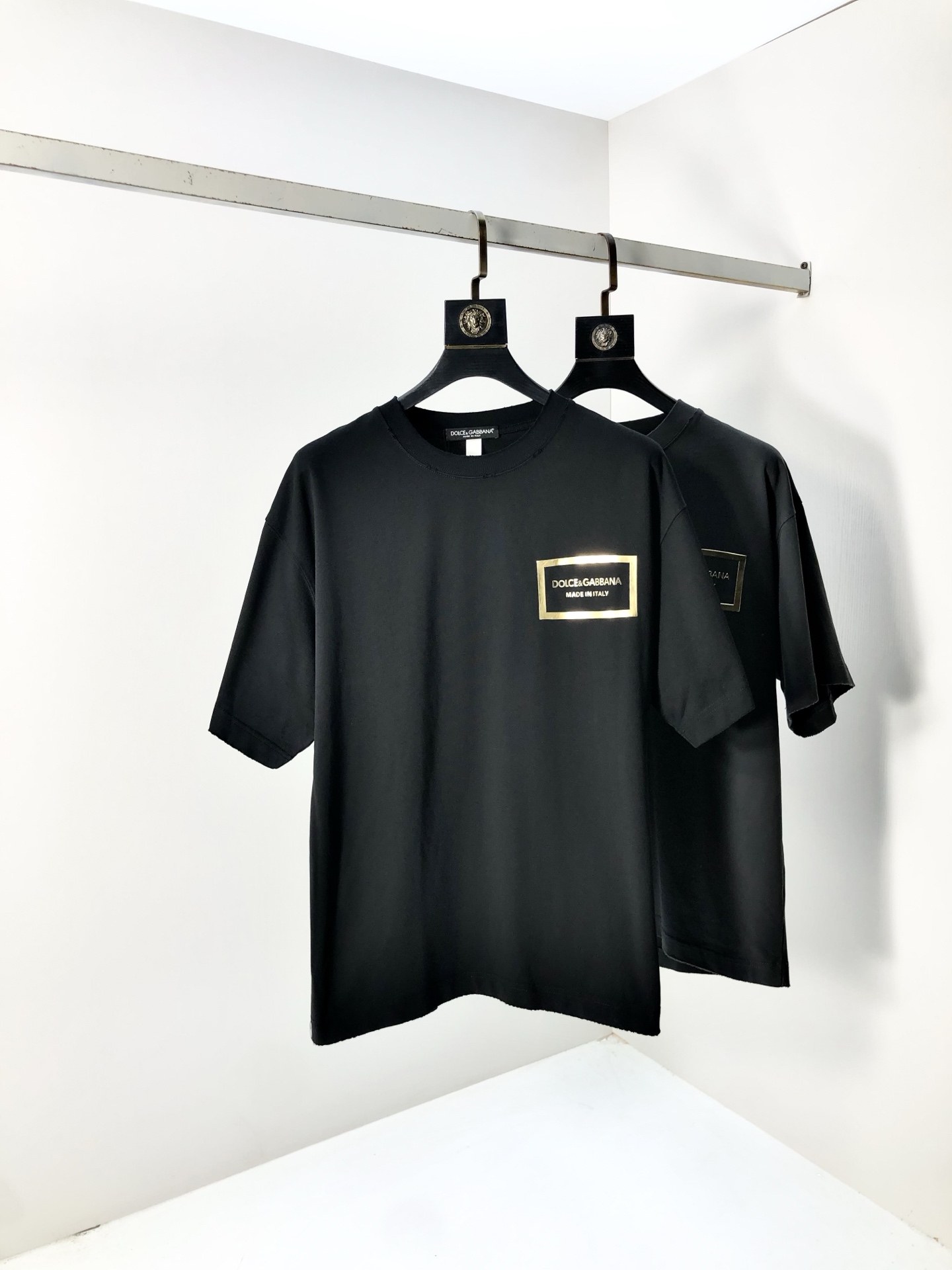 NO:427660,.D&G. Top products 2025 spring and summer new style first launch counter latest short-sleeved round neck T-shirt, high-end customization, avant-garde and fashionable design!  Brand logo heavy craftsmanship design, high-end customized original European cotton fabric, soft feel, comfortable to wear, b counter-level exquisite car line, fine workmanship, invincible and handsome upper body effect!  G-stylish men's essential items!  Code number M-4xL.m wear 175/130, Dolce & Gabbana, T-shirt,tees, t-shirt,alexander wang19860909.D&G.顶级货品2025春夏新款首发专柜最新款短袖圆领T恤 高端订制 设计前卫时尚！品牌logo重工艺设计 高端定制原版欧棉面料.手感柔软.穿着舒适.b专柜级别精致车线.做工精细.上身效果无敌帅气！g型男必备单品！码数M-4xL.m穿175/130,,Dolce&Gabbana,T-shirt,tees，t-shirt,alexander wang,Men's clothing