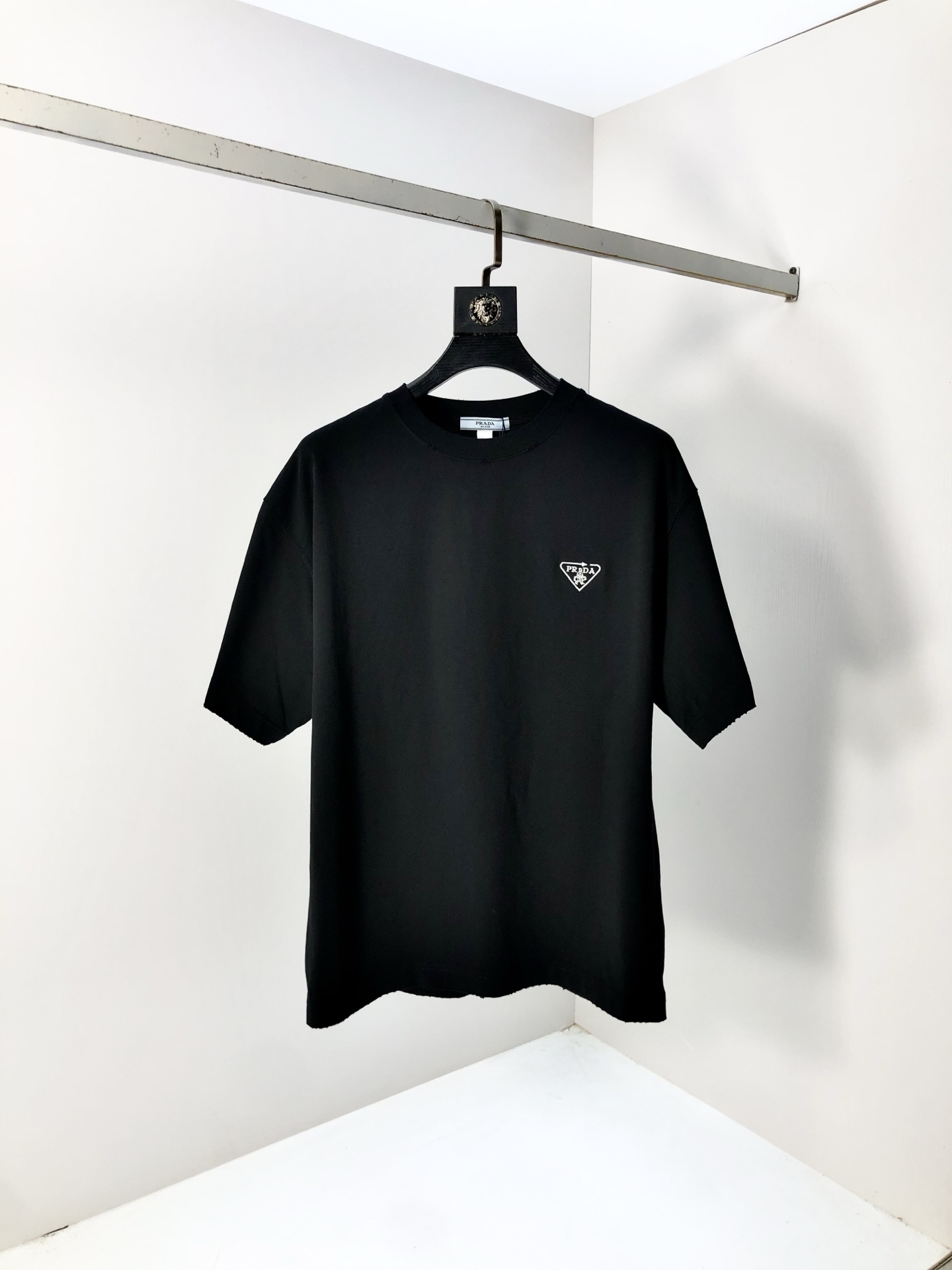 NO:427663,.Prada. Top products 2025 spring and summer new first-time counter latest short-sleeved round-neck T-shirt, high-end customization, avant-garde and fashionable design!  Brand logo heavy craftsmanship design, high-end customized original European cotton fabric, soft feel, comfortable to wear, b counter-level exquisite car line, fine workmanship, invincible and handsome upper body effect!  G-stylish men's essential items!  Code number M-4xL.m wear 175/130, prada, T-shirt,tees, t-shirt,alexander wang19860909.普拉达.顶级货品2025春夏新款首发专柜最新款短袖圆领T恤 高端订制 设计前卫时尚！品牌logo重工艺设计 高端定制原版欧棉面料.手感柔软.穿着舒适.b专柜级别精致车线.做工精细.上身效果无敌帅气！g型男必备单品！码数M-4xL.m穿175/130,,prada,T-shirt,tees，t-shirt,alexander wang,Men's clothing