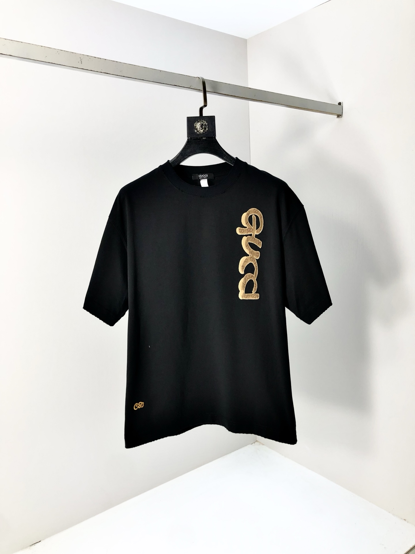 NO:427666,.Gucci. Top products 2025 spring and summer new first-time counter latest short-sleeved round-neck T-shirt, high-end customization, avant-garde and fashionable design!  Brand logo heavy craftsmanship design, high-end customized original European cotton fabric, soft feel, comfortable to wear, b counter-level exquisite car line, fine workmanship, invincible and handsome upper body effect!  G-stylish men's essential items!  Code number M-4xL.m wear 175/130, gucci, T-shirt,tees, t-shirt,alexander wang19860909.Gucci.顶级货品2025春夏新款首发专柜最新款短袖圆领T恤 高端订制 设计前卫时尚！品牌logo重工艺设计 高端定制原版欧棉面料.手感柔软.穿着舒适.b专柜级别精致车线.做工精细.上身效果无敌帅气！g型男必备单品！码数M-4xL.m穿175/130,,gucci,T-shirt,tees，t-shirt,alexander wang,Men's clothing