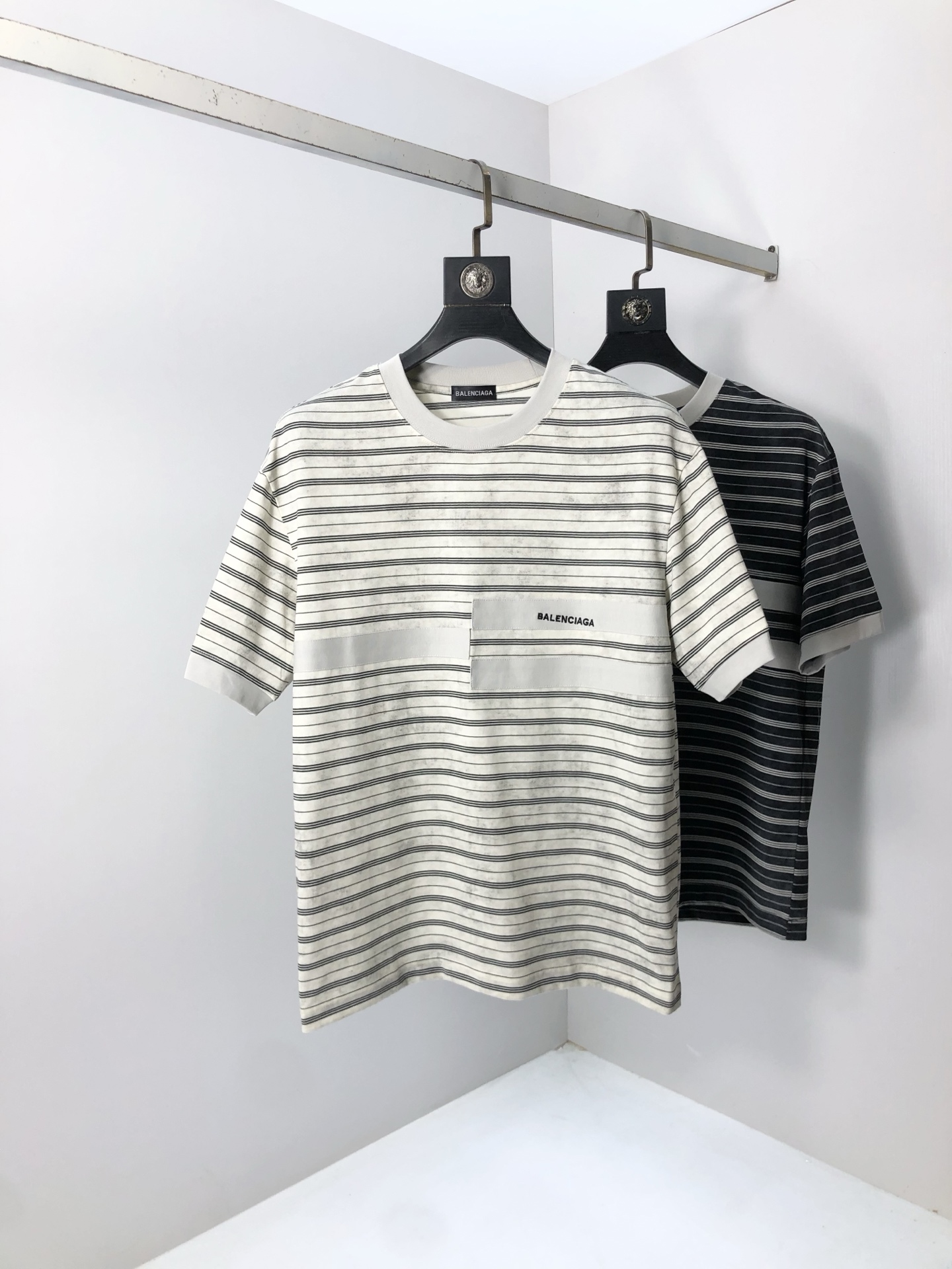 NO:427647,.Balenicaga. 2025 spring and summer new product, fashionable round neck short sleeve high-end custom versatile style!  More practical, anyone can easily control it. It is made of modal spandex fabric, luxurious and classic brand logo design, h is very high-end and must-have if you understand the goods!  The style is a slim fit style, very exquisite, 6 shows aura, and highlights the exquisiteness of men. This is the unique feature, just right slim fit, and the upper body effect is very good. Size M-3xL wears 175/130, balenciaga, T-shirt, alexander wang19860909.巴黎世家.2025春夏新品时尚圆领短袖高级定制百搭款式！更有实用感 任何人都可以轻松驾驭 采用莫代尔氨纶面料制作,奢华经典品牌logo设计,h非常显档次懂货的必须入！版型剪裁属于修身款 非常精致,6显气场,又会凸显男士的精致,这就是独到之处,恰到好处的修身,上身效果非常赞.尺码M-3xL 穿175/130,,balenciaga,T-shirt,alexander wang,Men's clothing