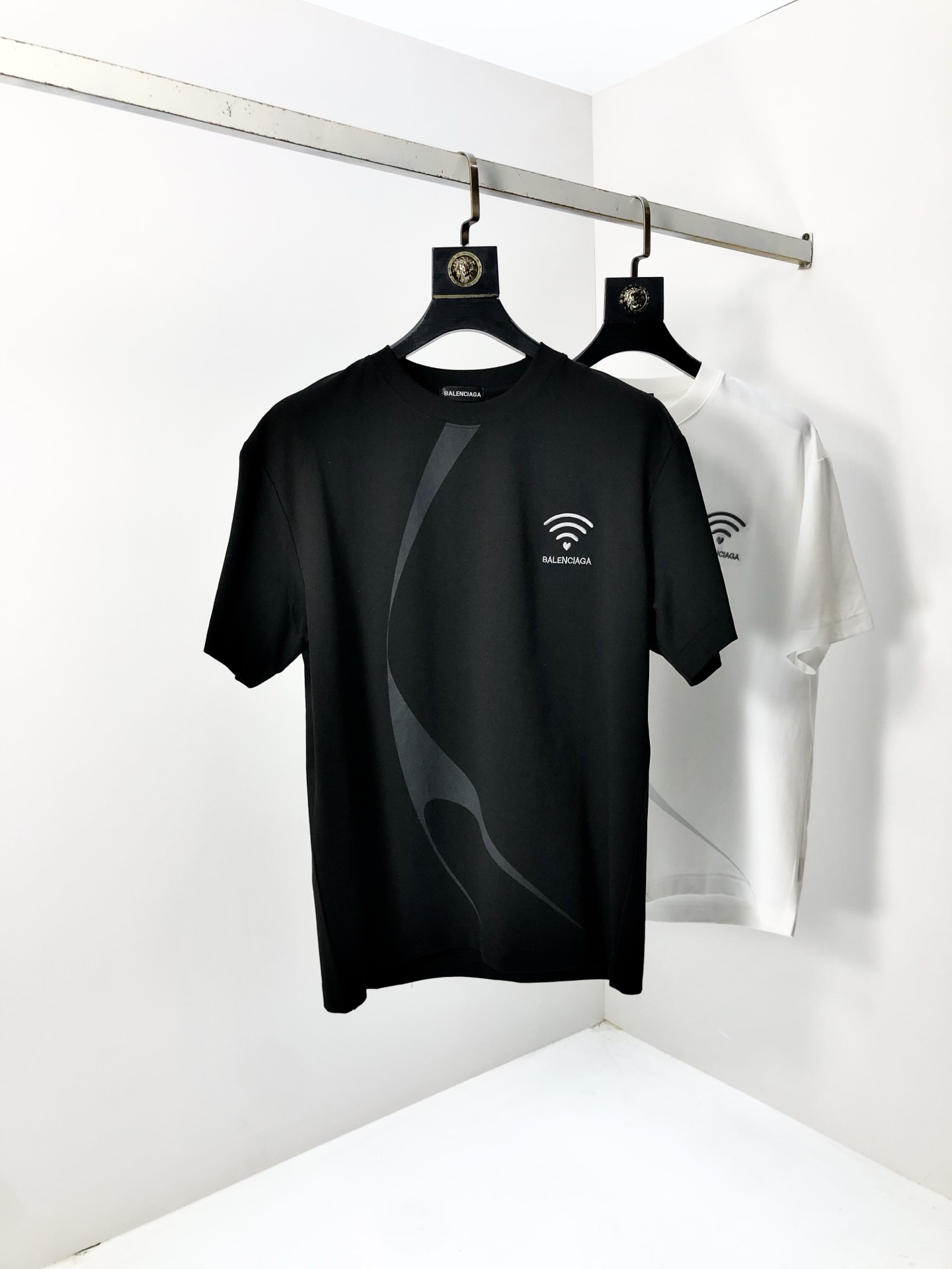 NO:427601,.Balenicaga. 2025 spring and summer new product, fashionable round neck short sleeve high-end custom versatile style!  More practical, anyone can easily control it. It is made of modal spandex fabric, luxurious and classic brand logo design, h is very high-end and must-have if you understand the goods!  The style is a slim fit style, very exquisite, 6 shows aura, and highlights the exquisiteness of men. This is the unique feature, the right slim fit, and the upper body effect is very good. Size M-3XL m wears 175/130, balenciaga, T-shirt, alexander wang19860909.巴黎世家.2025春夏新品时尚圆领短袖高级定制百搭款式！更有实用感 任何人都可以轻松驾驭 采用莫代尔氨纶面料制作,奢华经典品牌logo设计,h非常显档次懂货的必须入！版型剪裁属于修身款 非常精致,6显气场,又会凸显男士的精致,这就是独到之处,恰到好处的修身,上身效果非常赞.尺码M-3XL m穿175/130,,balenciaga,T-shirt,alexander wang,Men's clothing