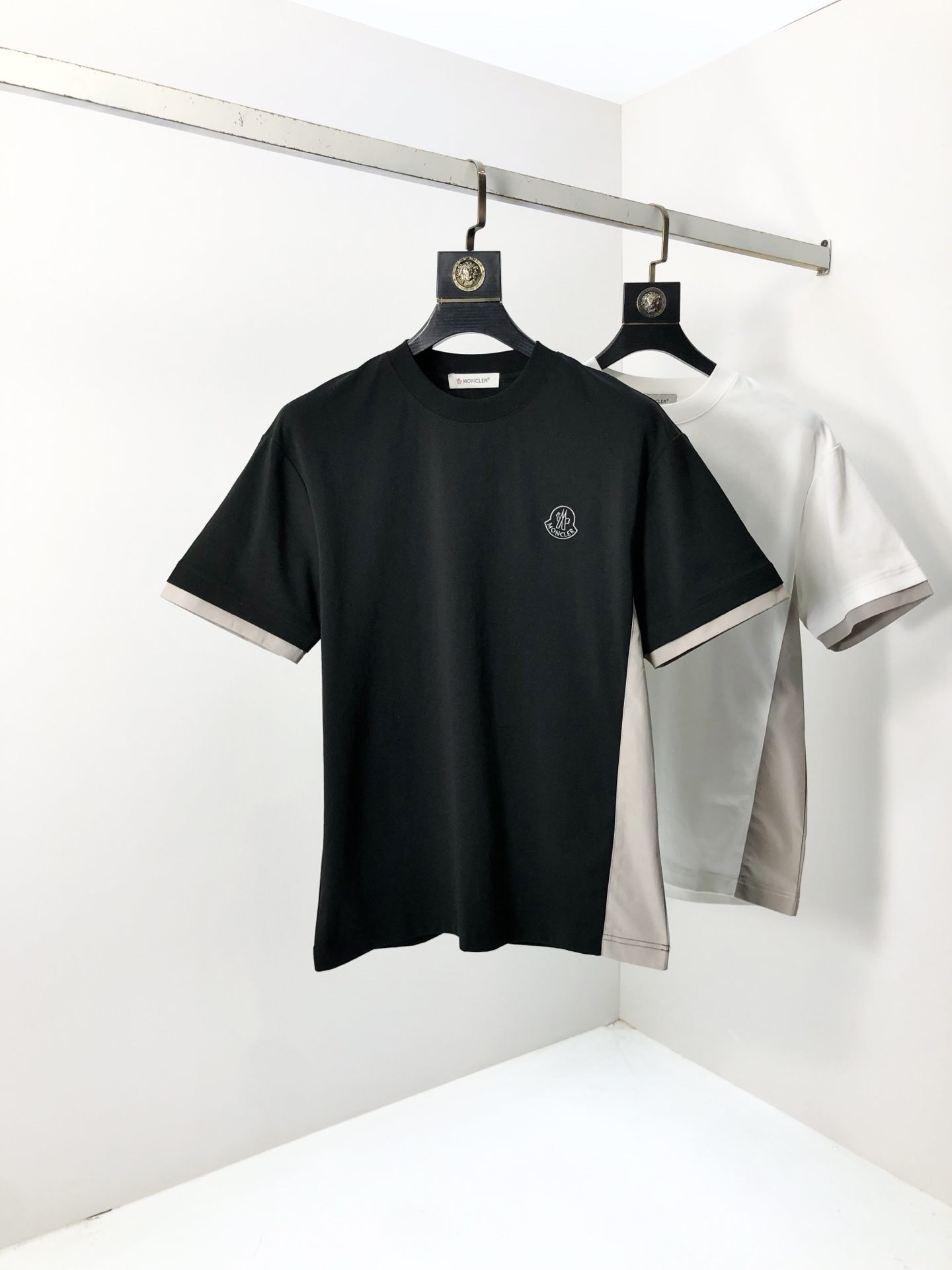 NO:427607,.The 2025 spring and summer new product, fashionable round neck short sleeves, high-end custom versatile style!  More practical, anyone can easily control it. It is made of modal spandex fabric, luxurious and classic brand logo design, h is very high-end and must-have if you understand the goods!  The style is a slim fit style, very exquisite, 6 shows aura, and highlights the exquisiteness of men. This is the unique feature, the right slim fit, and the upper body effect is very good. Size M-3XL m wears 175/130, Moncler, T-shirt, alexander wang19860909.蒙口.2025春夏新品时尚圆领短袖高级定制百搭款式！更有实用感 任何人都可以轻松驾驭 采用莫代尔氨纶面料制作,奢华经典品牌logo设计,h非常显档次懂货的必须入！版型剪裁属于修身款 非常精致,6显气场,又会凸显男士的精致,这就是独到之处,恰到好处的修身,上身效果非常赞.尺码M-3XL m穿175/130,,Moncler,T-shirt,alexander wang,Men's clothing