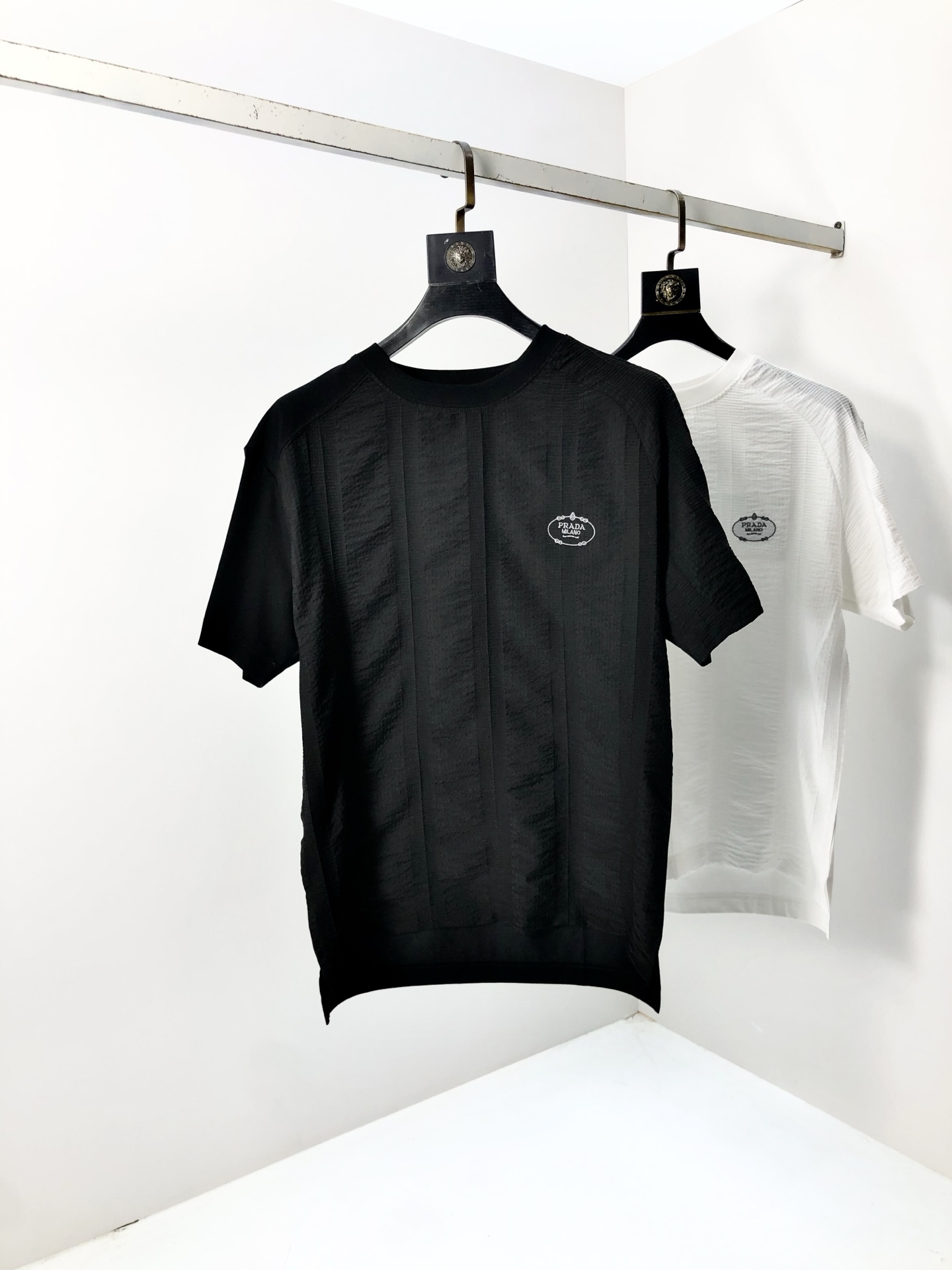 NO:427612,.Prada. 2025 spring and summer new product, fashionable round neck short sleeve high-end custom versatile style!  More practical, anyone can easily control it. It is made of modal spandex fabric, luxurious and classic brand logo design, h is very high-end and must-have if you understand the goods!  The style is a slim fit style, very exquisite, 6 shows aura, and highlights the exquisiteness of men. This is the unique feature, the right slim fit, and the upper body effect is very good. Size M-3XL m wears 175/130, prada, T-shirt, alexander wang19860909.普拉达.2025春夏新品时尚圆领短袖高级定制百搭款式！更有实用感 任何人都可以轻松驾驭 采用莫代尔氨纶面料制作,奢华经典品牌logo设计,h非常显档次懂货的必须入！版型剪裁属于修身款 非常精致,6显气场,又会凸显男士的精致,这就是独到之处,恰到好处的修身,上身效果非常赞.尺码M-3XL m穿175/130,,prada,T-shirt,alexander wang,Men's clothing