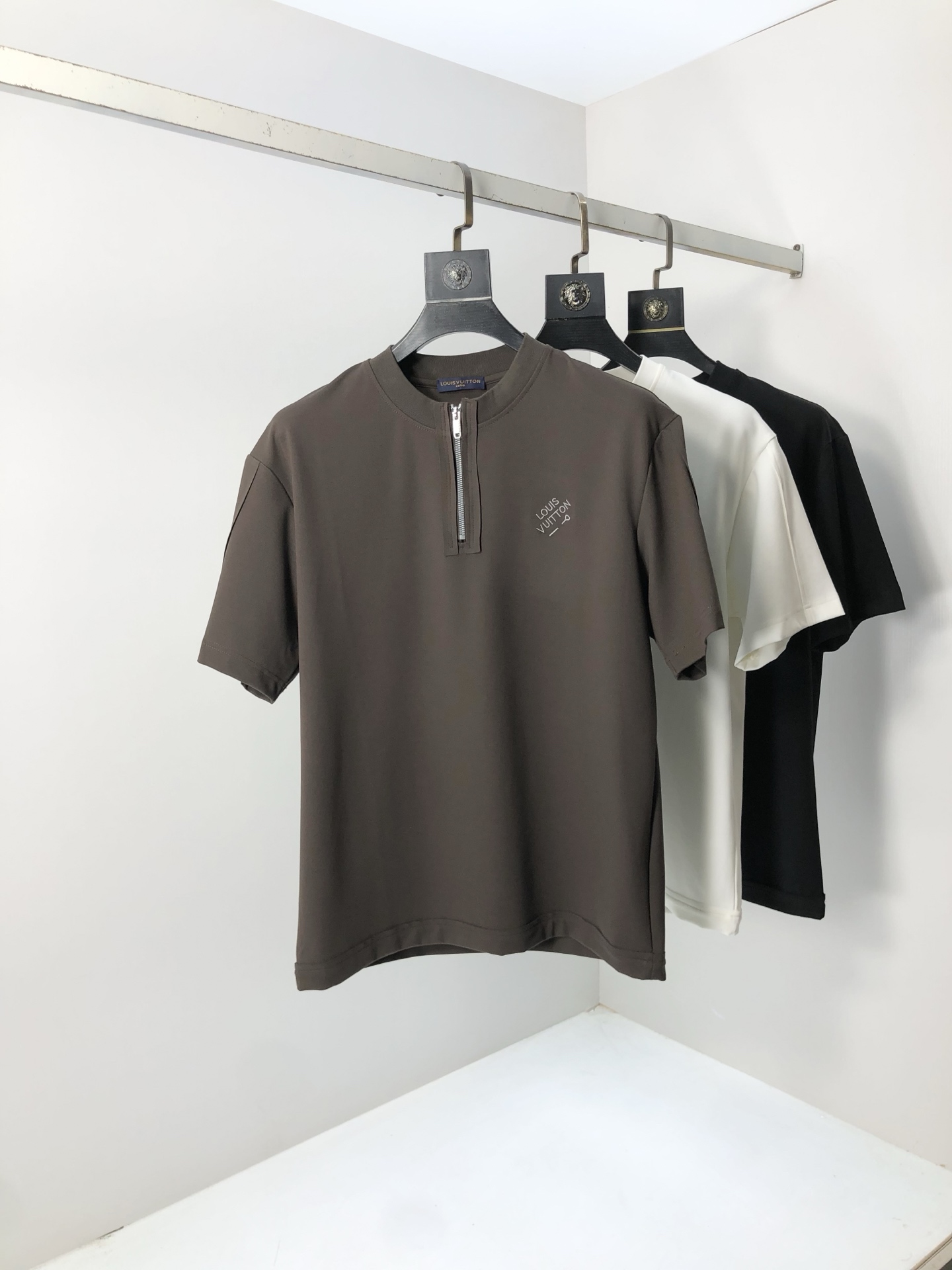 NO:427617,.Lv.2025 spring and summer new product fashionable round neck short sleeve high-end custom versatile style!  More practical, anyone can easily control it. It is made of modal spandex fabric, luxurious and classic brand logo design, h is very high-end and must-have if you understand the goods!  The style is a slim fit style, very exquisite, 6 shows aura, and highlights the exquisiteness of men. This is the unique feature, the right slim fit, and the upper body effect is very good. Size M-3XL m wears 175/130, louis vuitton, T-shirt, alexander wang19860909.Lv.2025春夏新品时尚圆领短袖高级定制百搭款式！更有实用感 任何人都可以轻松驾驭 采用莫代尔氨纶面料制作,奢华经典品牌logo设计,h非常显档次懂货的必须入！版型剪裁属于修身款 非常精致,6显气场,又会凸显男士的精致,这就是独到之处,恰到好处的修身,上身效果非常赞.尺码M-3XL m穿175/130,,louis vuitton,T-shirt,alexander wang,Men's clothing