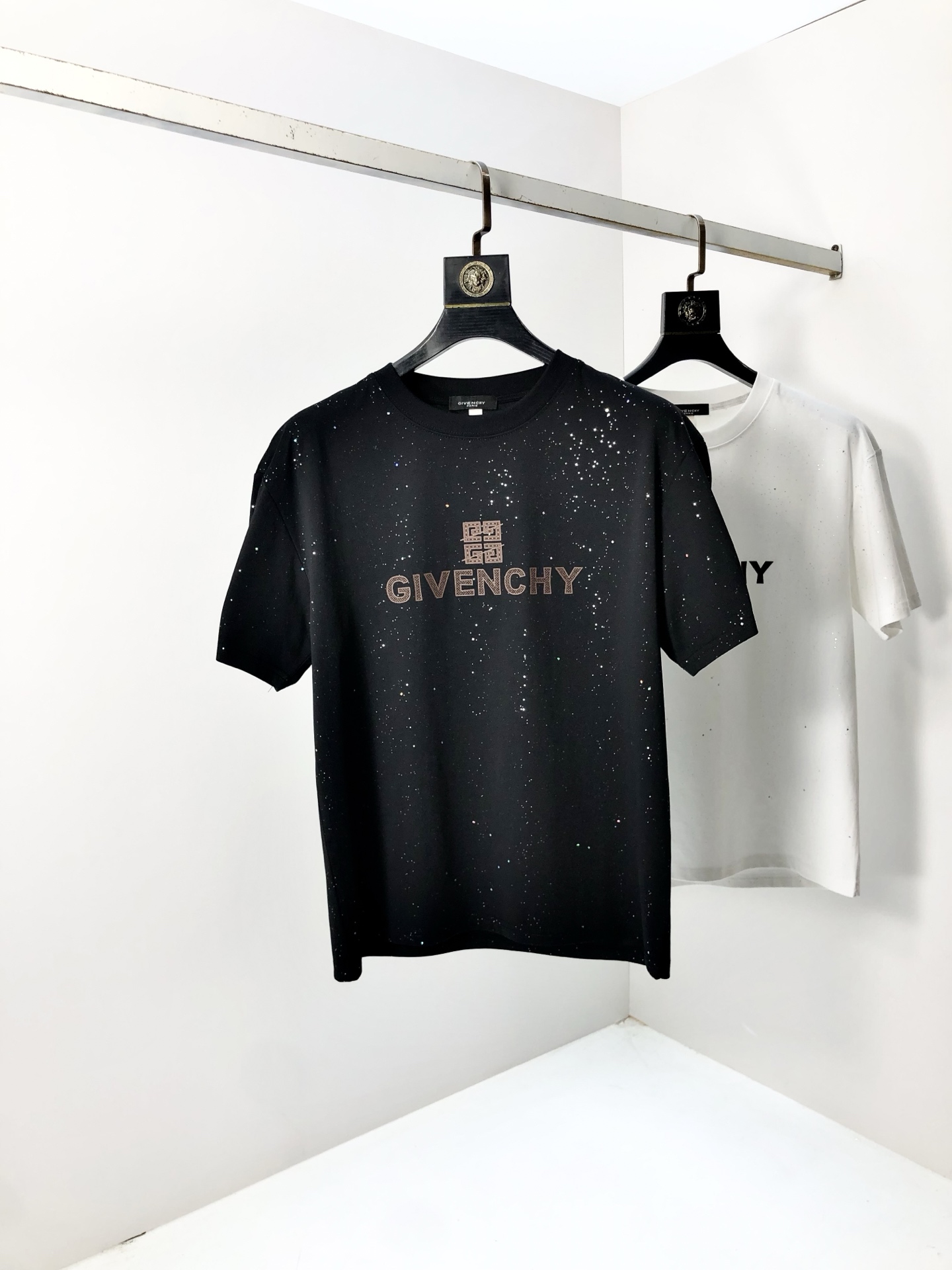 NO:427623,.Givenchy. 2025 spring and summer new product, fashionable round neck short sleeve high-end custom versatile style!  More practical, anyone can easily control it. It is made of modal spandex fabric, luxurious and classic brand logo design, h is very high-end and must-have if you understand the goods!  The style is a slim fit style, very exquisite, 6 shows aura, and highlights the exquisiteness of men. This is the unique feature, just right slim fit, and the upper body effect is very good. Size L-4xL. Wear 175/125, given, T-shirt, alexander wang19860909.纪梵希.2025春夏新品时尚圆领短袖高级定制百搭款式！更有实用感 任何人都可以轻松驾驭 采用莫代尔氨纶面料制作,奢华经典品牌logo设计,h非常显档次懂货的必须入！版型剪裁属于修身款 非常精致,6显气场,又会凸显男士的精致,这就是独到之处,恰到好处的修身,上身效果非常赞.尺码L-4xL.穿175/125,,givenchy,T-shirt,alexander wang,Men's clothing