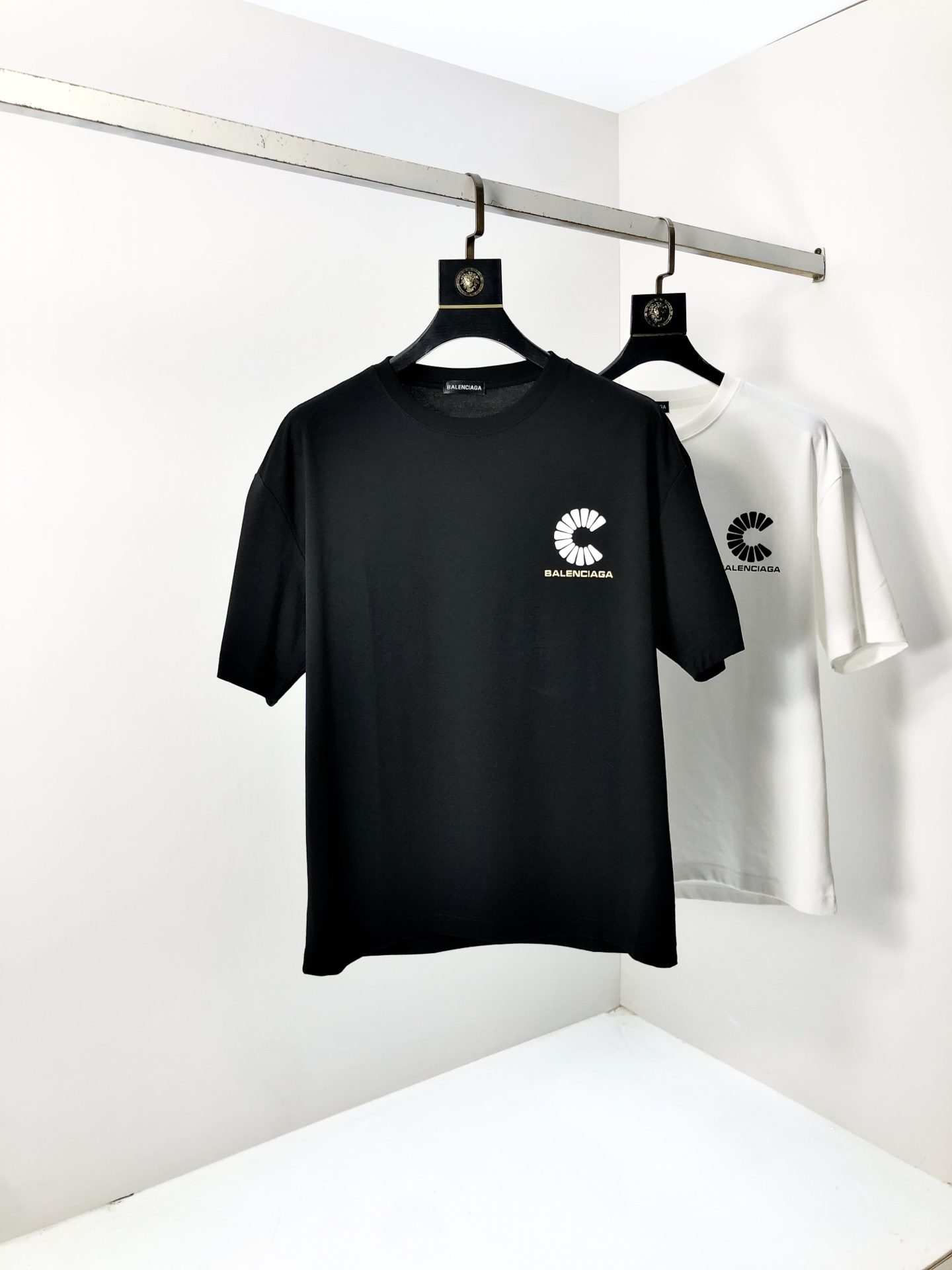 NO:427634,.Balenicaga. 2025 spring and summer new product, fashionable round neck short sleeve high-end custom versatile style!  More practical, anyone can easily control it. It is made of modal spandex fabric, luxurious and classic brand logo design, h is very high-end and must-have if you understand the goods!  The style is a slim fit style, very exquisite, 6 shows aura, and highlights the exquisiteness of men. This is the unique feature, the right slim fit, and the upper body effect is very good. Size L-4xL. Wear 175/125, balenciaga, T-shirt, alexander wang19860909.巴黎世家.2025春夏新品时尚圆领短袖高级定制百搭款式！更有实用感 任何人都可以轻松驾驭 采用莫代尔氨纶面料制作,奢华经典品牌logo设计,h非常显档次懂货的必须入！版型剪裁属于修身款 非常精致,6显气场,又会凸显男士的精致,这就是独到之处,恰到好处的修身,上身效果非常赞.尺码L-4xL.穿175/125,,balenciaga,T-shirt,alexander wang,Men's clothing