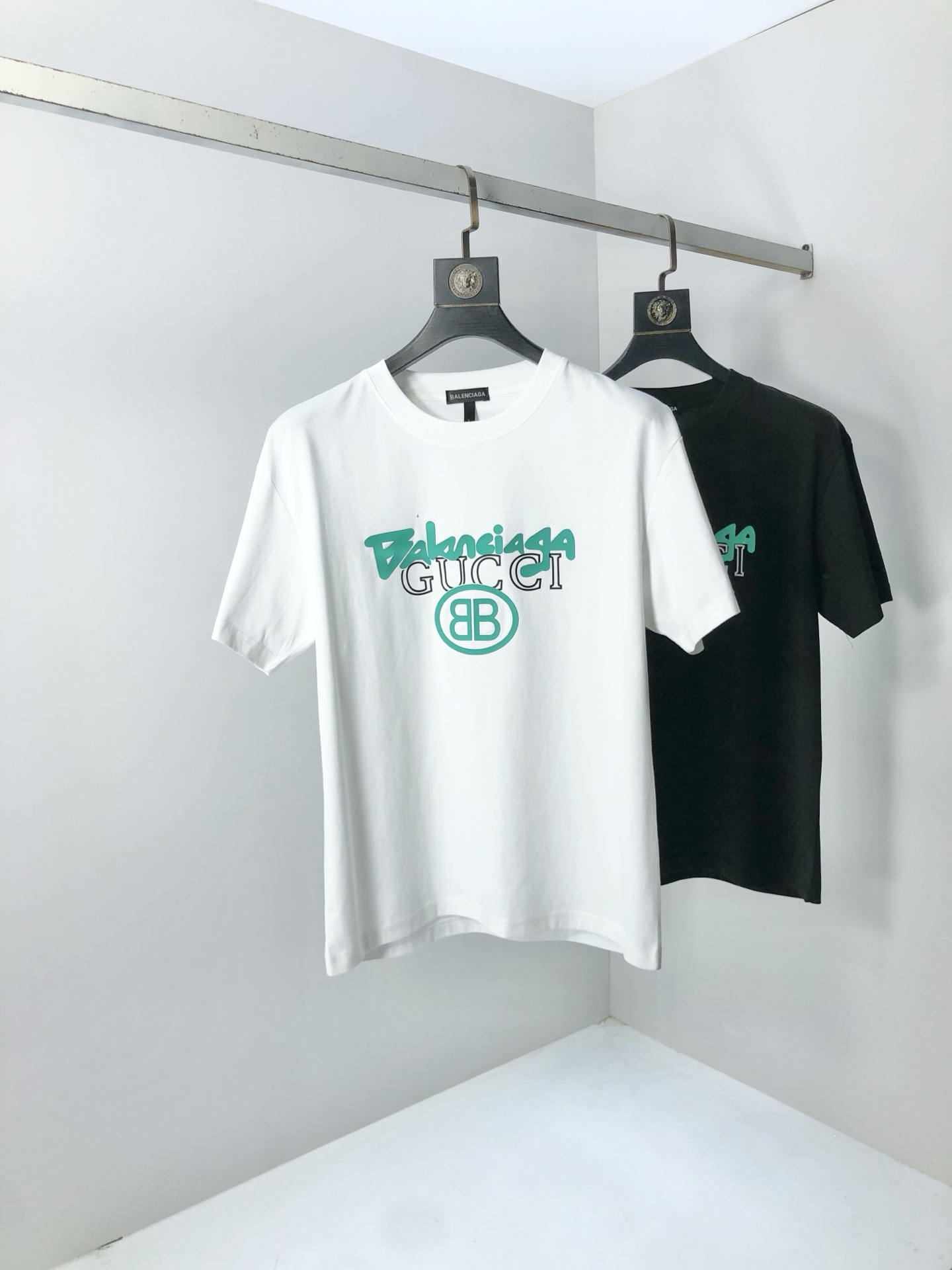 NO:427639,.Balenicajia co-branded gucci 2025 spring and summer new product fashionable round neck short sleeve high-end custom versatile style!  More practical, anyone can easily control it. It is made of modal spandex fabric, luxurious and classic brand logo design, h is very high-end and must-have if you understand the goods!  The style is a slim fit style, very exquisite, 6 shows aura, and highlights the exquisiteness of men. This is the unique feature, just right slim fit, and the upper body effect is very good. Size L-4xL. Wear 175/125, balenciaga, gucci, T-shirt, alexander wang19860909.巴黎世家联名gucci 2025春夏新品时尚圆领短袖高级定制百搭款式！更有实用感 任何人都可以轻松驾驭 采用莫代尔氨纶面料制作,奢华经典品牌logo设计,h非常显档次懂货的必须入！版型剪裁属于修身款 非常精致,6显气场,又会凸显男士的精致,这就是独到之处,恰到好处的修身,上身效果非常赞.尺码L-4xL.穿175/125,,balenciaga,gucci,T-shirt,alexander wang,Men's clothing