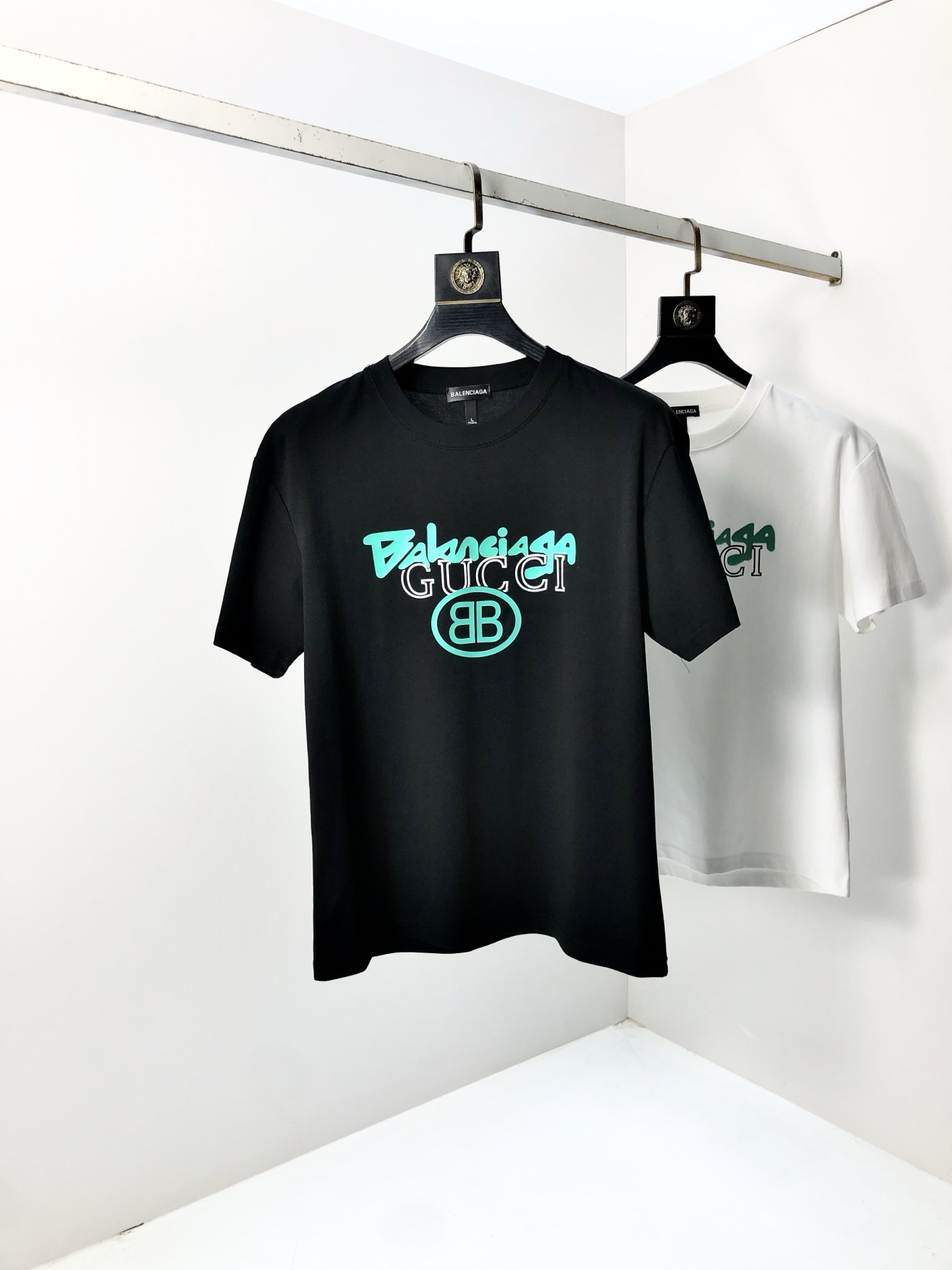 NO:427644,.Balenicajia co-branded gucci.2025 spring and summer new product fashionable round neck short sleeve high-end custom versatile style!  More practical, anyone can easily control it. It is made of modal spandex fabric, luxurious and classic brand logo design, h is very high-end and must-have if you understand the goods!  The style is a slim fit style, very exquisite, 6 shows aura, and highlights the exquisiteness of men. This is the unique feature, just right slim fit, and the upper body effect is very good. Size L-4xL. Wear 175/125, balenciaga, gucci, T-shirt, alexander wang19860909.巴黎世家联名gucci.2025春夏新品时尚圆领短袖高级定制百搭款式！更有实用感 任何人都可以轻松驾驭 采用莫代尔氨纶面料制作,奢华经典品牌logo设计,h非常显档次懂货的必须入！版型剪裁属于修身款 非常精致,6显气场,又会凸显男士的精致,这就是独到之处,恰到好处的修身,上身效果非常赞.尺码L-4xL.穿175/125,,balenciaga,gucci,T-shirt,alexander wang,Men's clothing