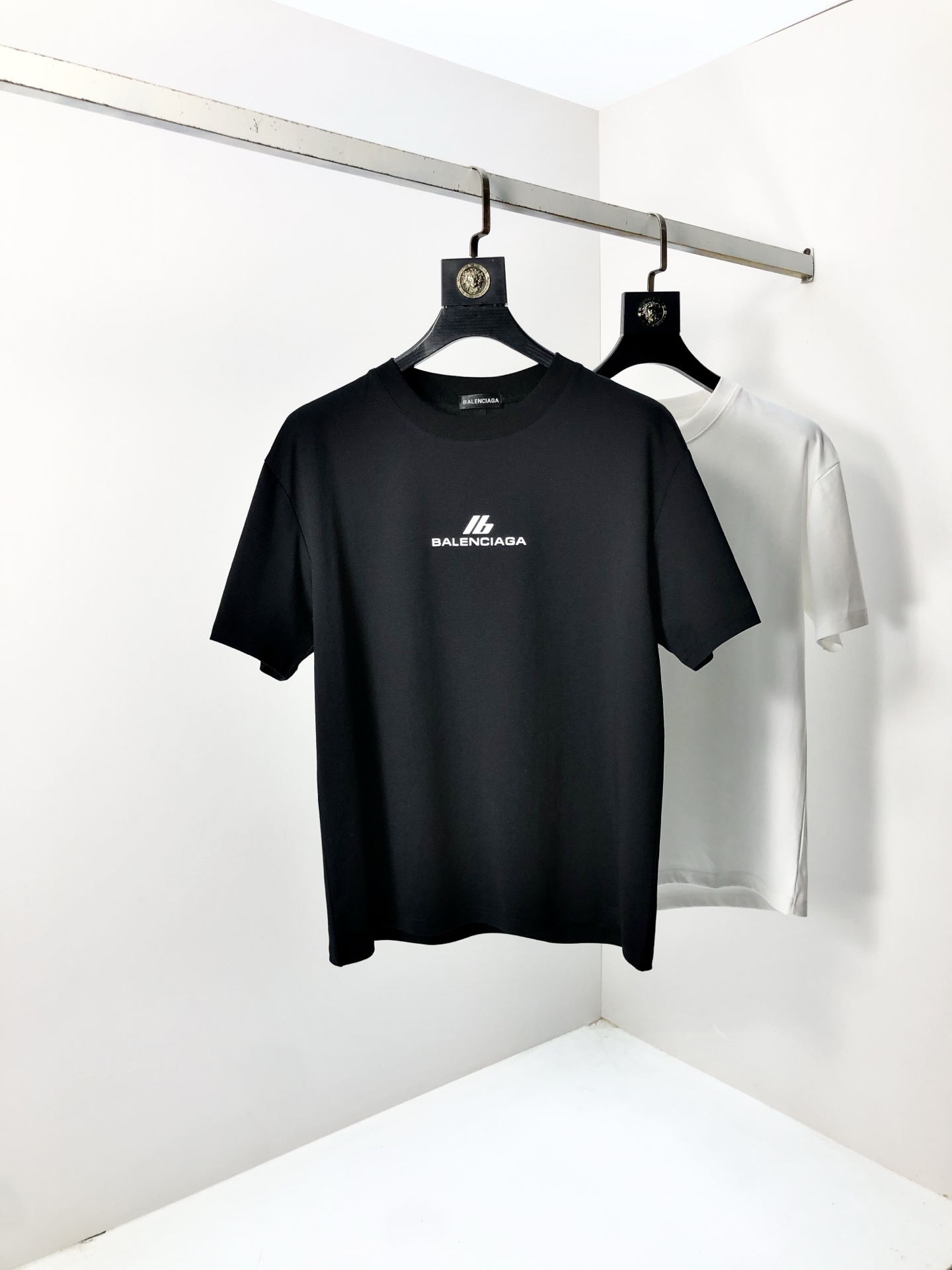 NO:427649,.Balenicaga. 2025 spring and summer new product, fashionable round neck short sleeve high-end custom versatile style!  More practical, anyone can easily control it. It is made of modal spandex fabric, luxurious and classic brand logo design, h is very high-end and must-have if you understand the goods!  The style is a slim fit style, very exquisite, 6 shows aura, and highlights the exquisiteness of men. This is the unique feature, the right slim fit, and the upper body effect is very good. Size L-4xL. Wear 175/125, balenciaga, T-shirt, alexander wang19860909.巴黎世家.2025春夏新品时尚圆领短袖高级定制百搭款式！更有实用感 任何人都可以轻松驾驭 采用莫代尔氨纶面料制作,奢华经典品牌logo设计,h非常显档次懂货的必须入！版型剪裁属于修身款 非常精致,6显气场,又会凸显男士的精致,这就是独到之处,恰到好处的修身,上身效果非常赞.尺码L-4xL.穿175/125,,balenciaga,T-shirt,alexander wang,Men's clothing