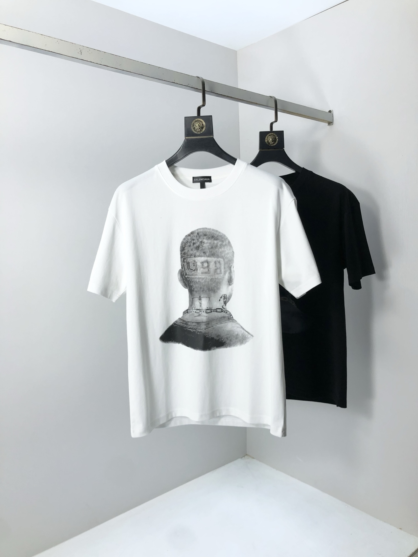 NO:151915,.Balenicaga .2025 spring and summer new product fashionable round neck short sleeve high-end custom versatile style!  More practical, anyone can easily control it. It is made of modal spandex fabric, luxurious and classic brand logo design, h is very high-end and must-have if you understand the goods!  The style is a slim fit style, very exquisite, 6 shows aura, and highlights the exquisiteness of men. This is the unique feature, the right slim fit, and the upper body effect is very good. Size L-4xL. Wear 175/125, balenciaga, T-shirt, alexander wang19860909.巴黎世家 .2025春夏新品时尚圆领短袖高级定制百搭款式！更有实用感 任何人都可以轻松驾驭 采用莫代尔氨纶面料制作,奢华经典品牌logo设计,h非常显档次懂货的必须入！版型剪裁属于修身款 非常精致,6显气场,又会凸显男士的精致,这就是独到之处,恰到好处的修身,上身效果非常赞.尺码L-4xL.穿175/125,,balenciaga,T-shirt,alexander wang,Men's clothing